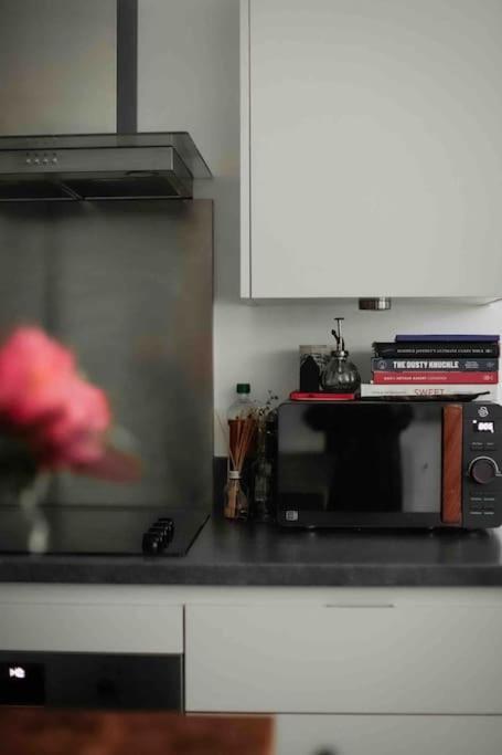 Beautiful, Quiet Flat With Patio Close To Metro London