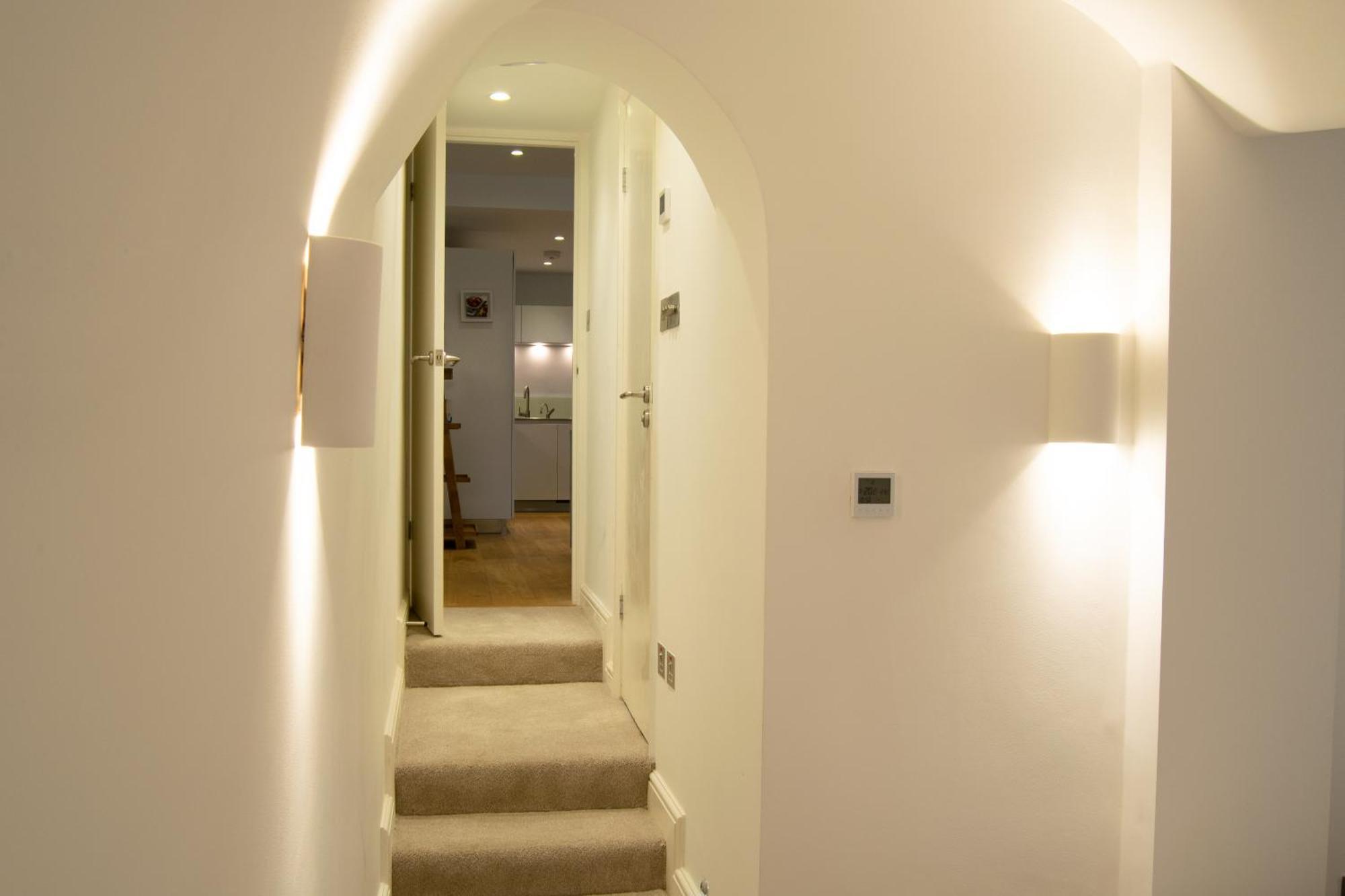 Lovely In Near Victoria Apartment *