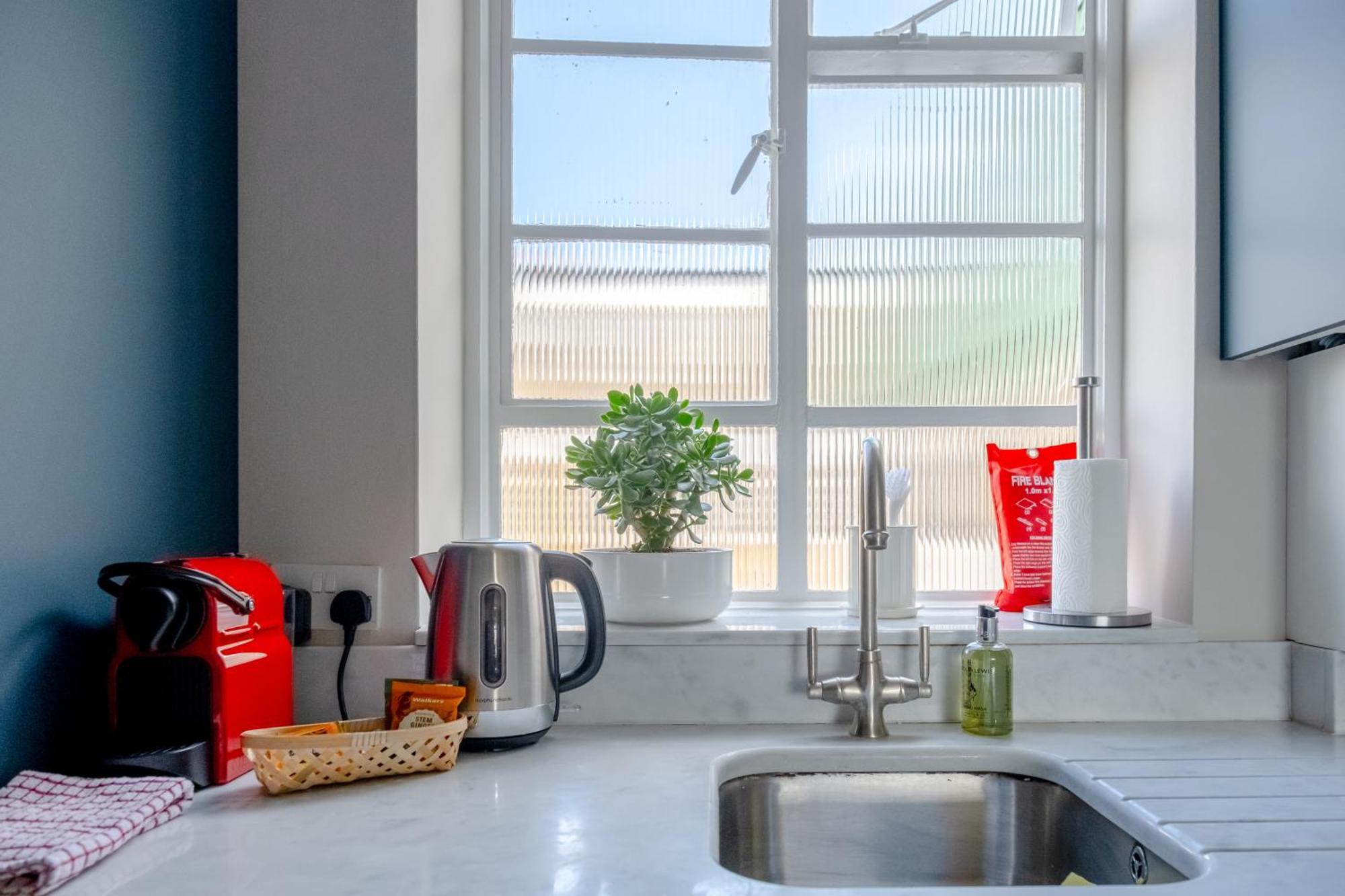 Apartment Beautifully Decorated 1bd Oasis - Earl's Court! London