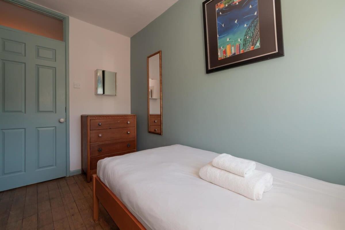 Central Stylish 4 Bedroom Apartment *
