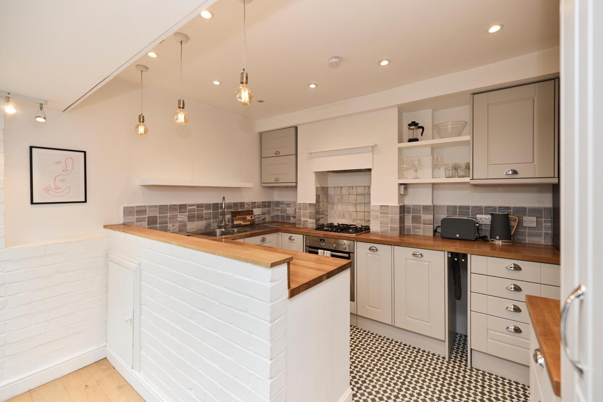 The Fulham Hideout - Modish 2bdr Flat With Patio Apartment