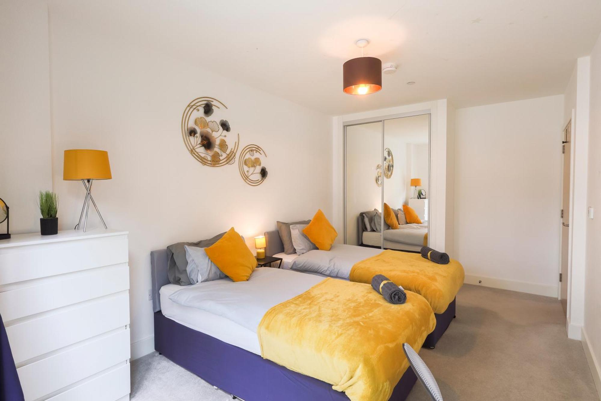 Stylish 2br By Dluxoria Short Lets & Serviced Greater With Pet Friendly, Free Wifi & Free Parking Apartment *