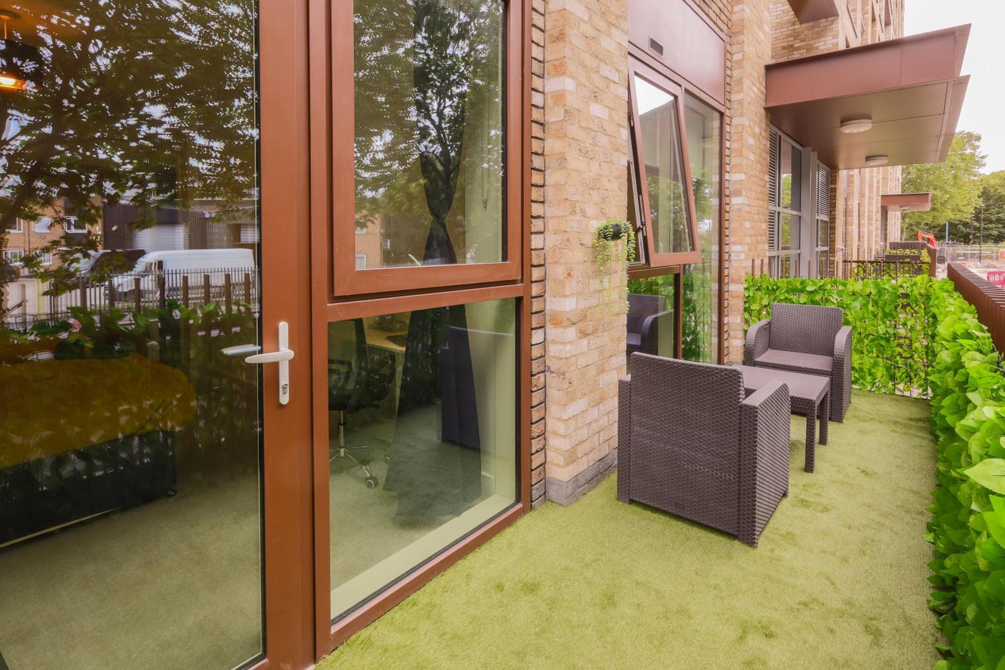 Stylish 2br By Dluxoria Short Lets & Serviced Greater With Pet Friendly, Free Wifi & Free Parking Apartment London