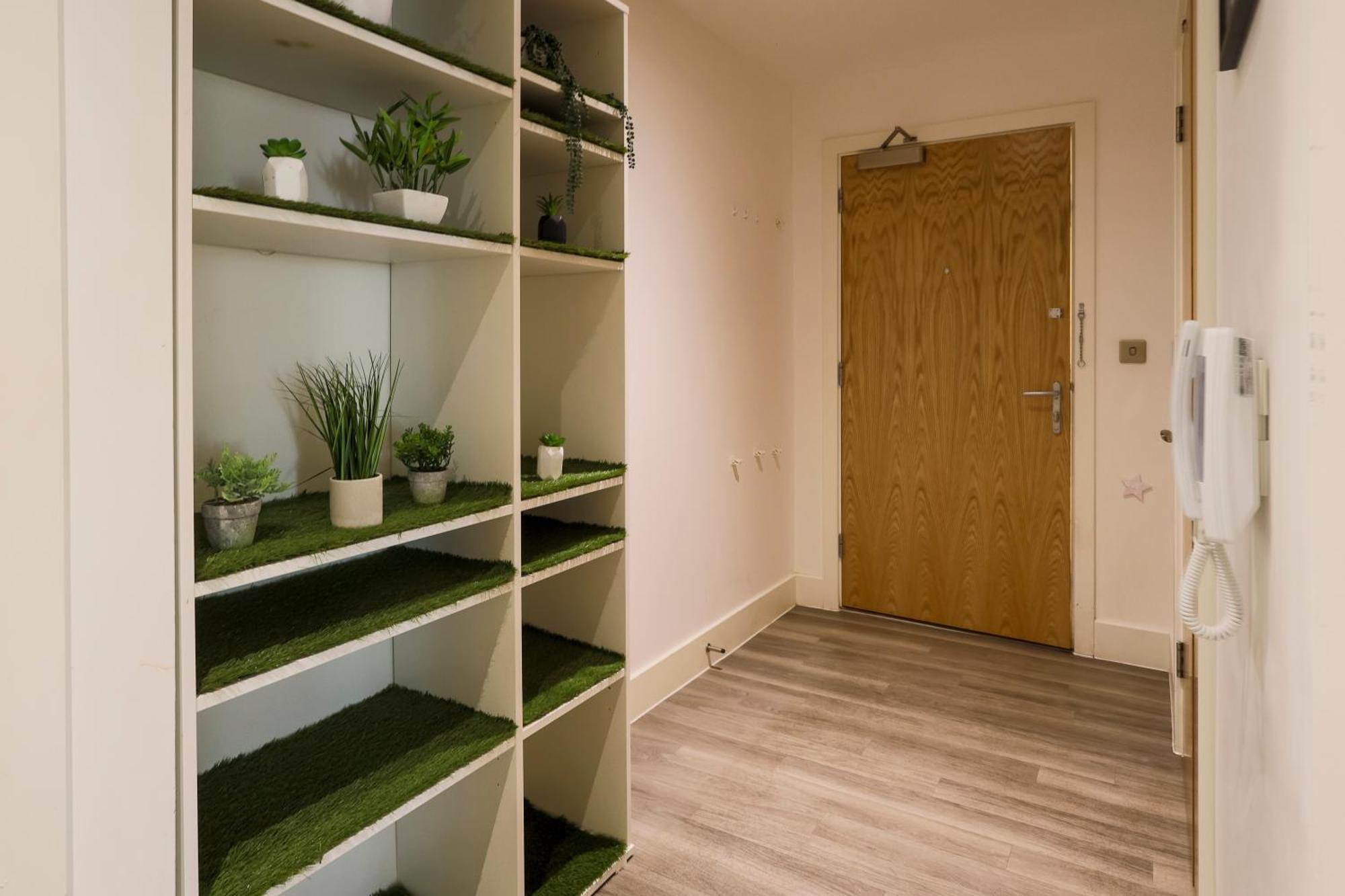 Apartment Stylish 2br By Dluxoria Short Lets & Serviced Greater With Pet Friendly, Free Wifi & Free Parking