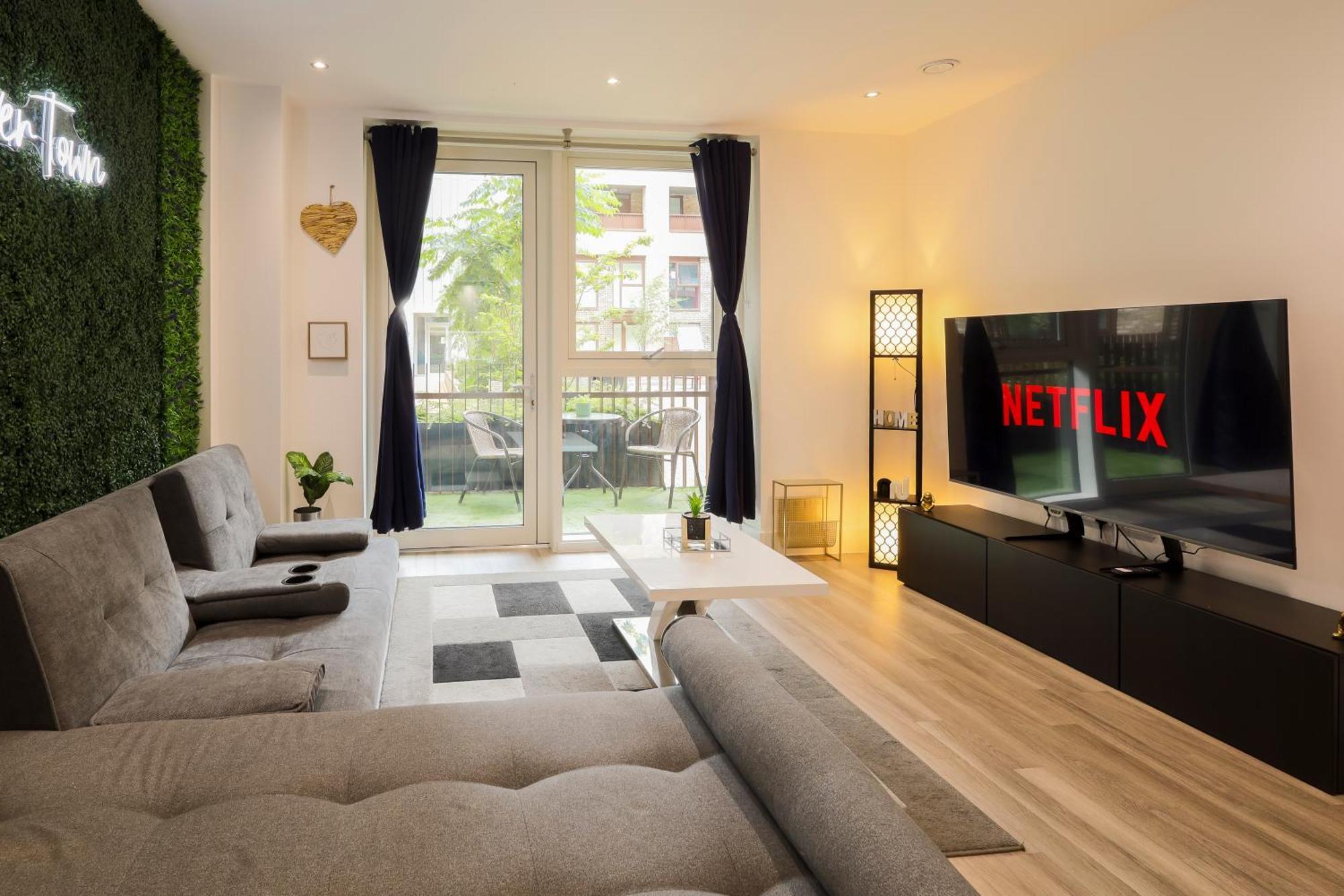 Stylish 2br By Dluxoria Short Lets & Serviced Greater With Pet Friendly, Free Wifi & Free Parking Apartment *