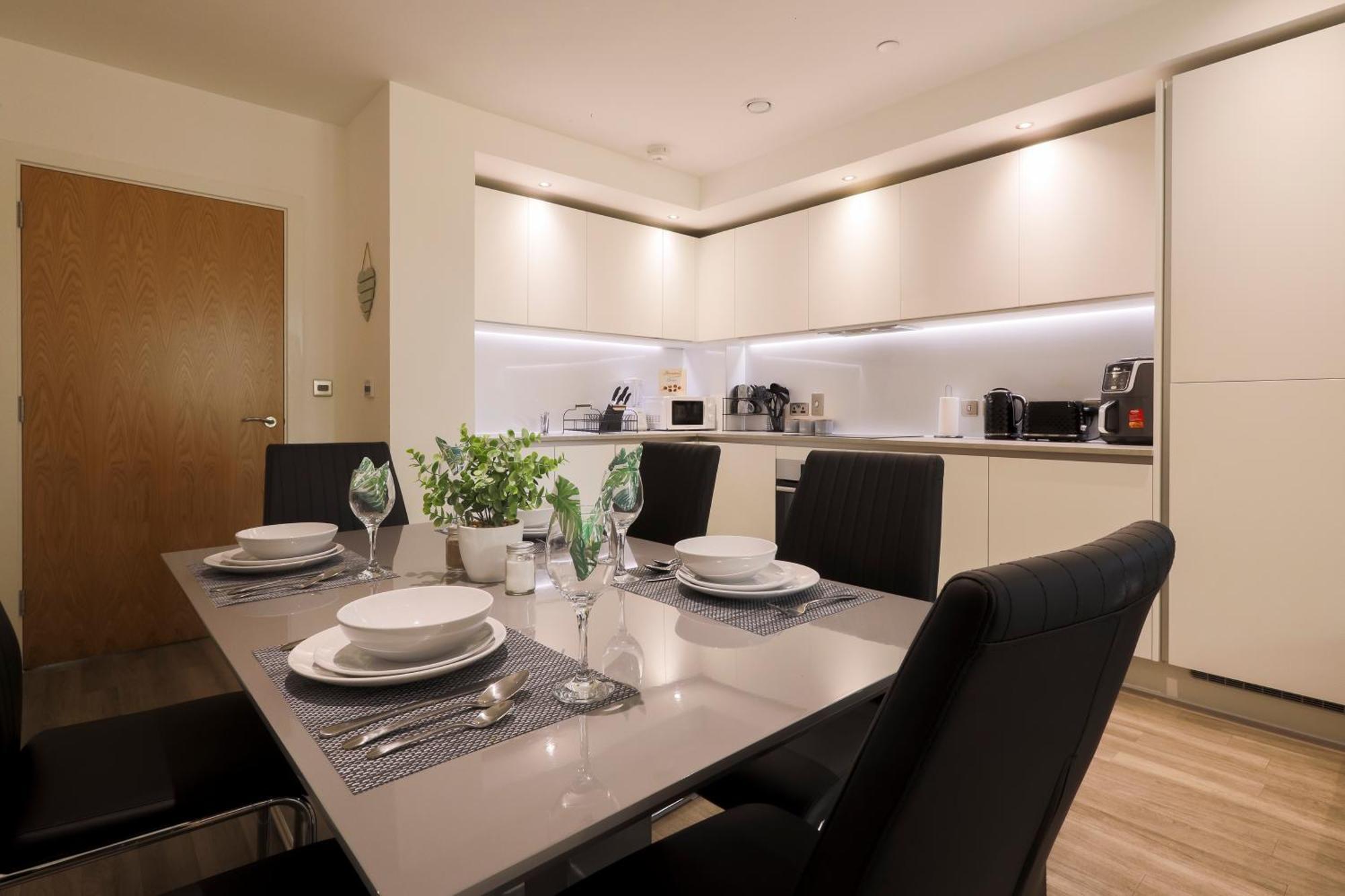 Stylish 2br By Dluxoria Short Lets & Serviced Greater With Pet Friendly, Free Wifi & Free Parking Apartment London