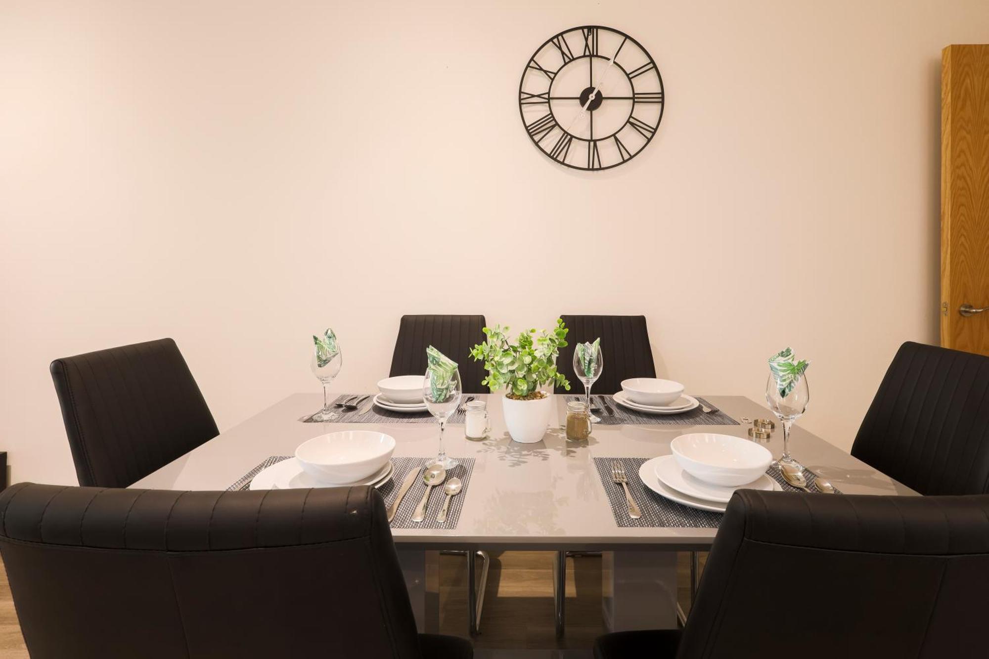 Apartment Stylish 2br By Dluxoria Short Lets & Serviced Greater With Pet Friendly, Free Wifi & Free Parking