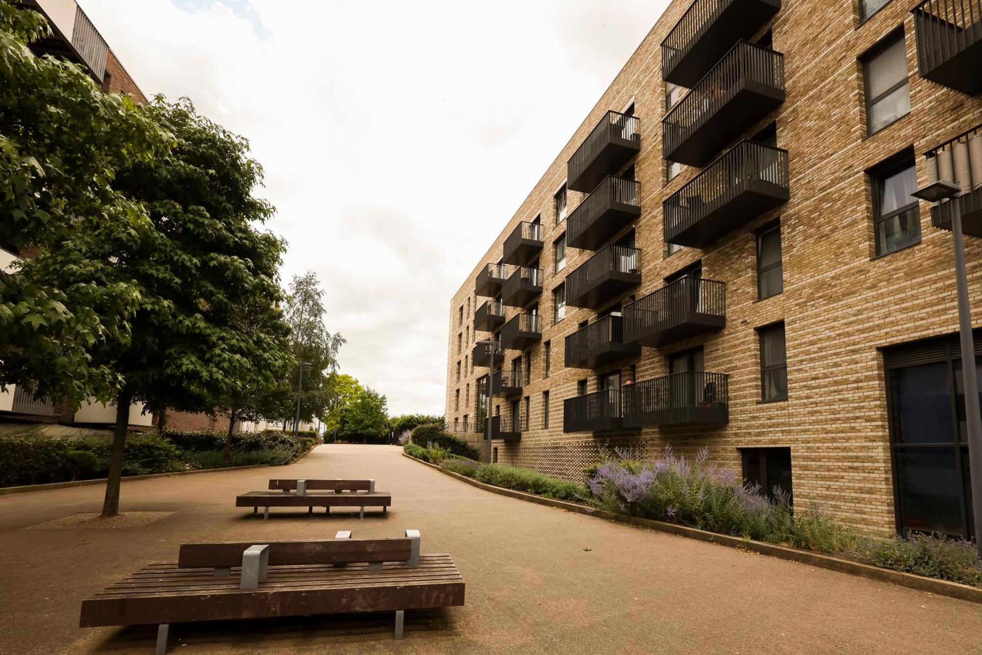 Apartment Stylish 2br By Dluxoria Short Lets & Serviced Greater With Pet Friendly, Free Wifi & Free Parking *