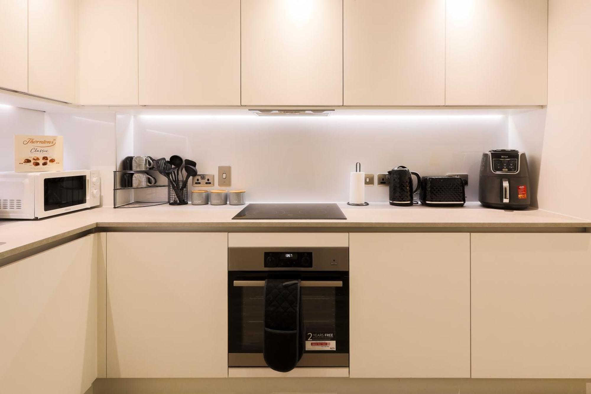 Stylish 2br By Dluxoria Short Lets & Serviced Greater With Pet Friendly, Free Wifi & Free Parking London