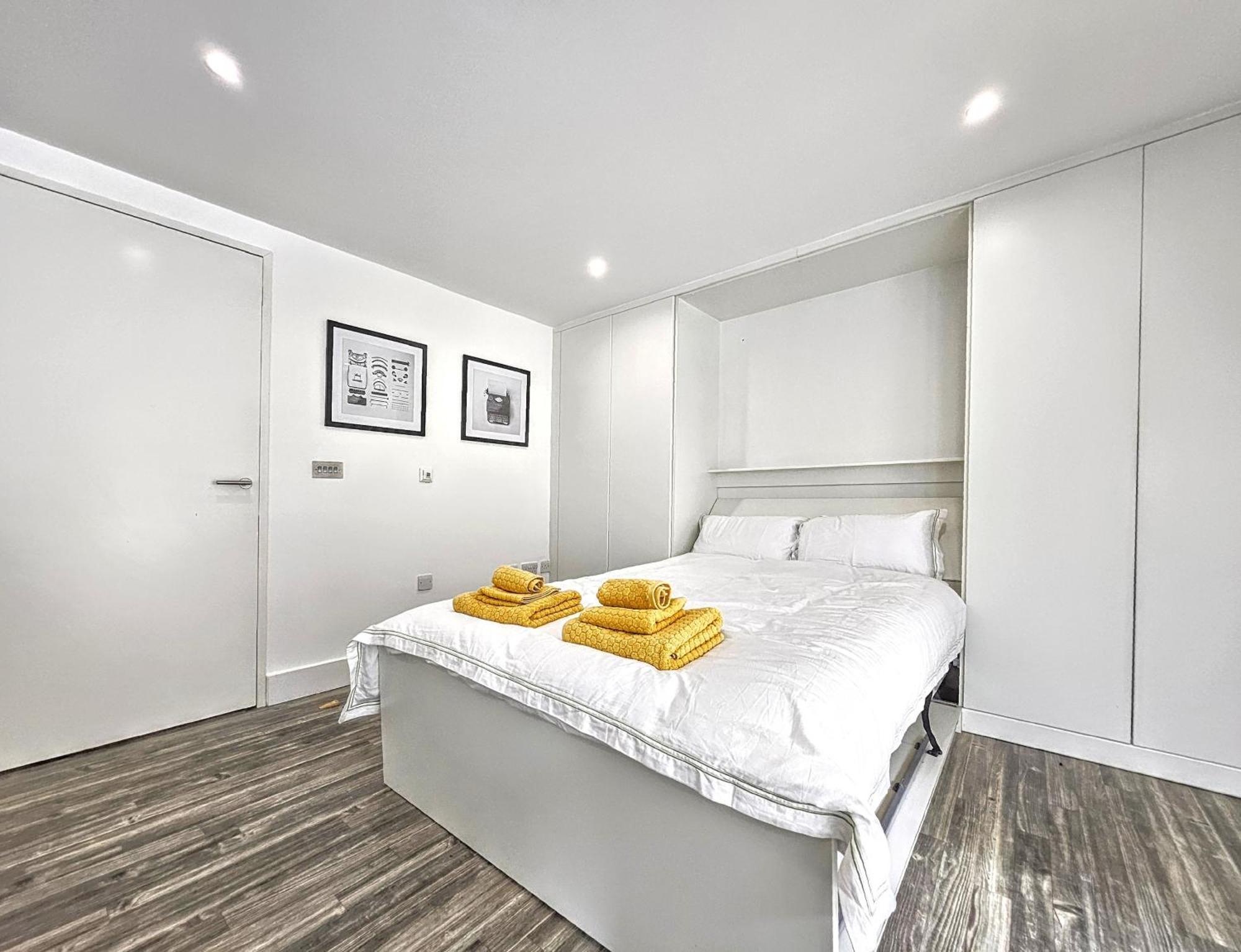 Waterside, Old Street, Angel, Entire Private Apartment London