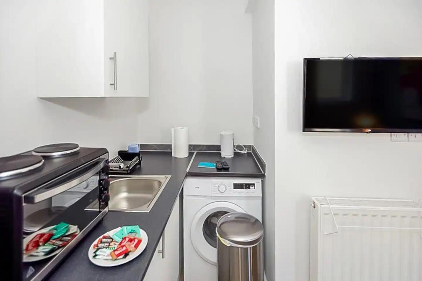 Chic Ensuite - 10% Off - 3 Min To Trains -pass The Keys Appartement Londen