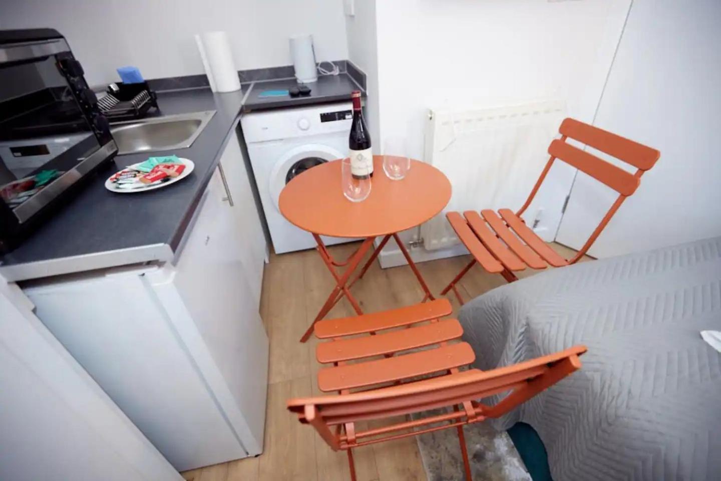 Appartement Chic Ensuite - 10% Off - 3 Min To Trains -pass The Keys Londen