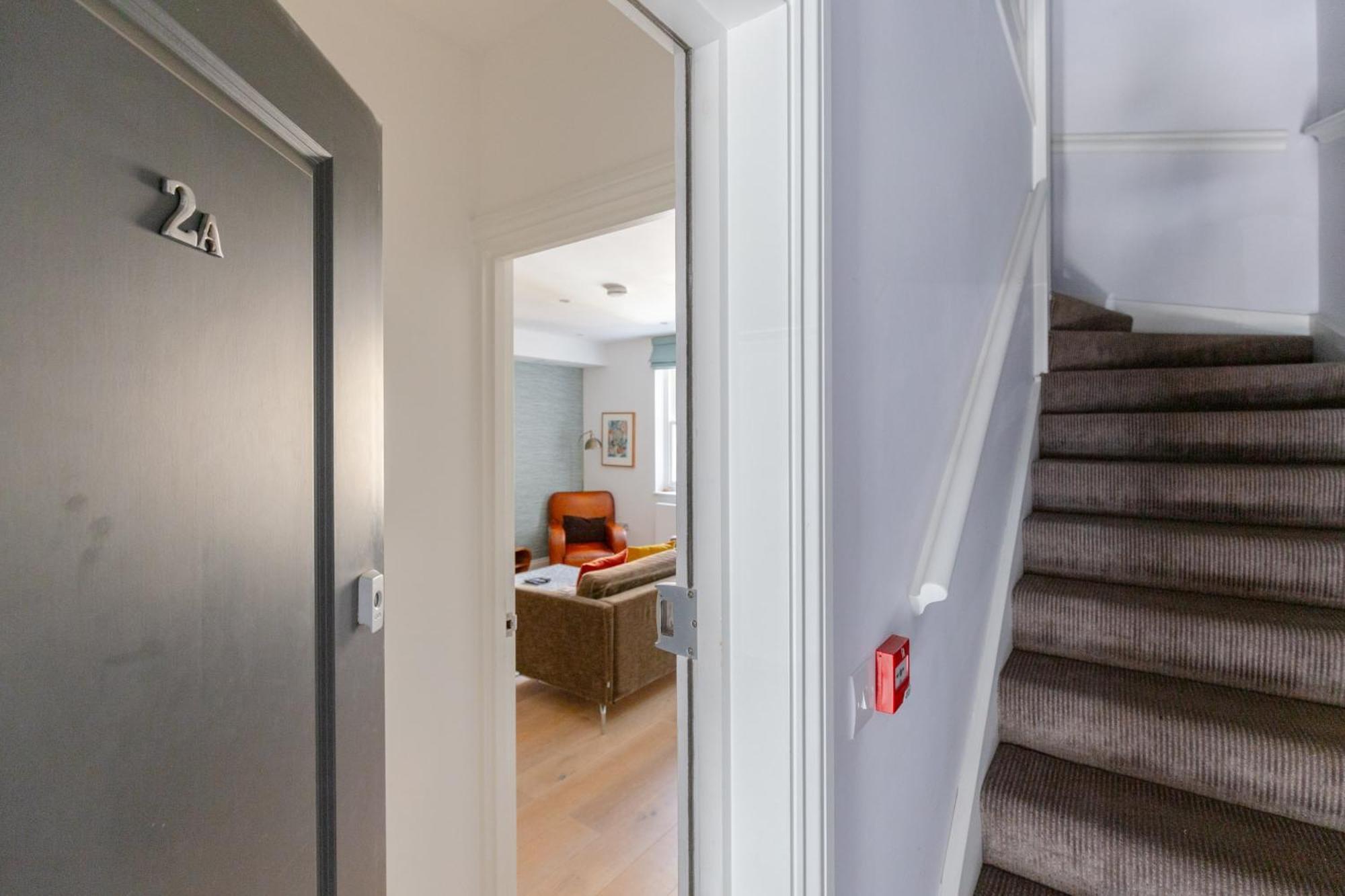Refurbished Kensington With Balcony Near Tube London