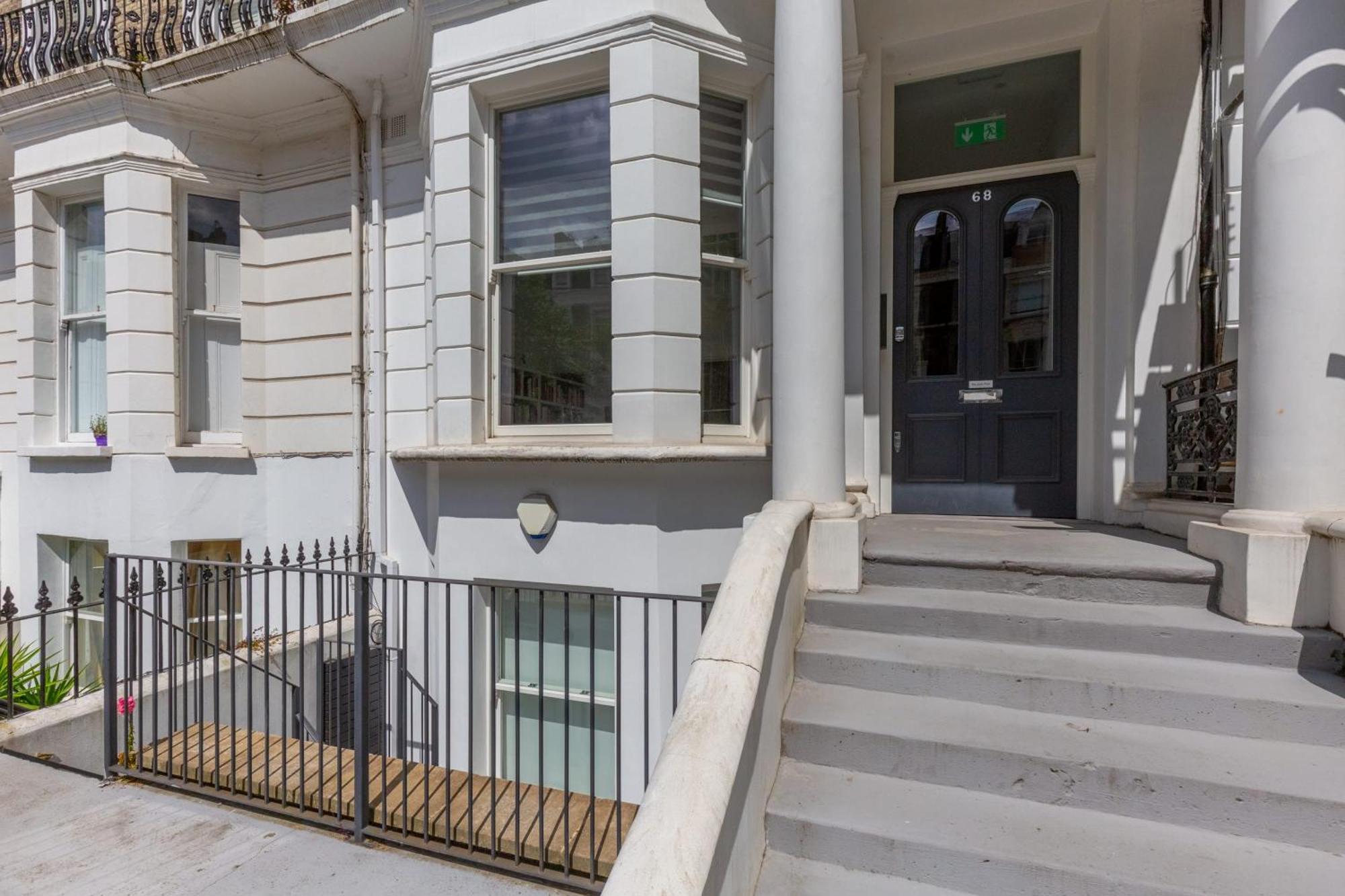 Refurbished Kensington With Balcony Near Tube Apartment