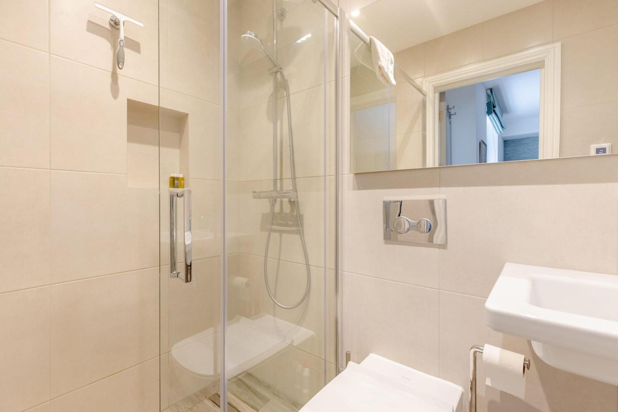 Refurbished Kensington With Balcony Near Tube *