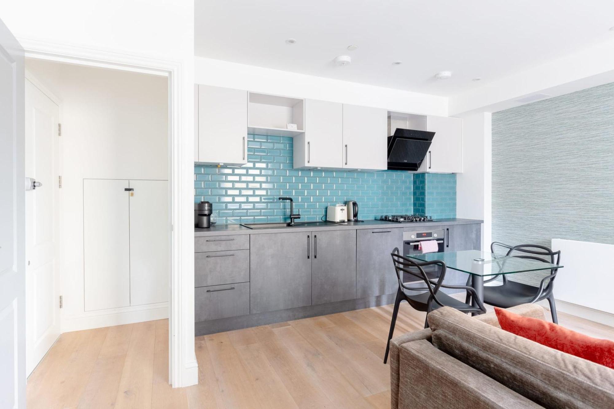 Refurbished Kensington With Balcony Near Tube London
