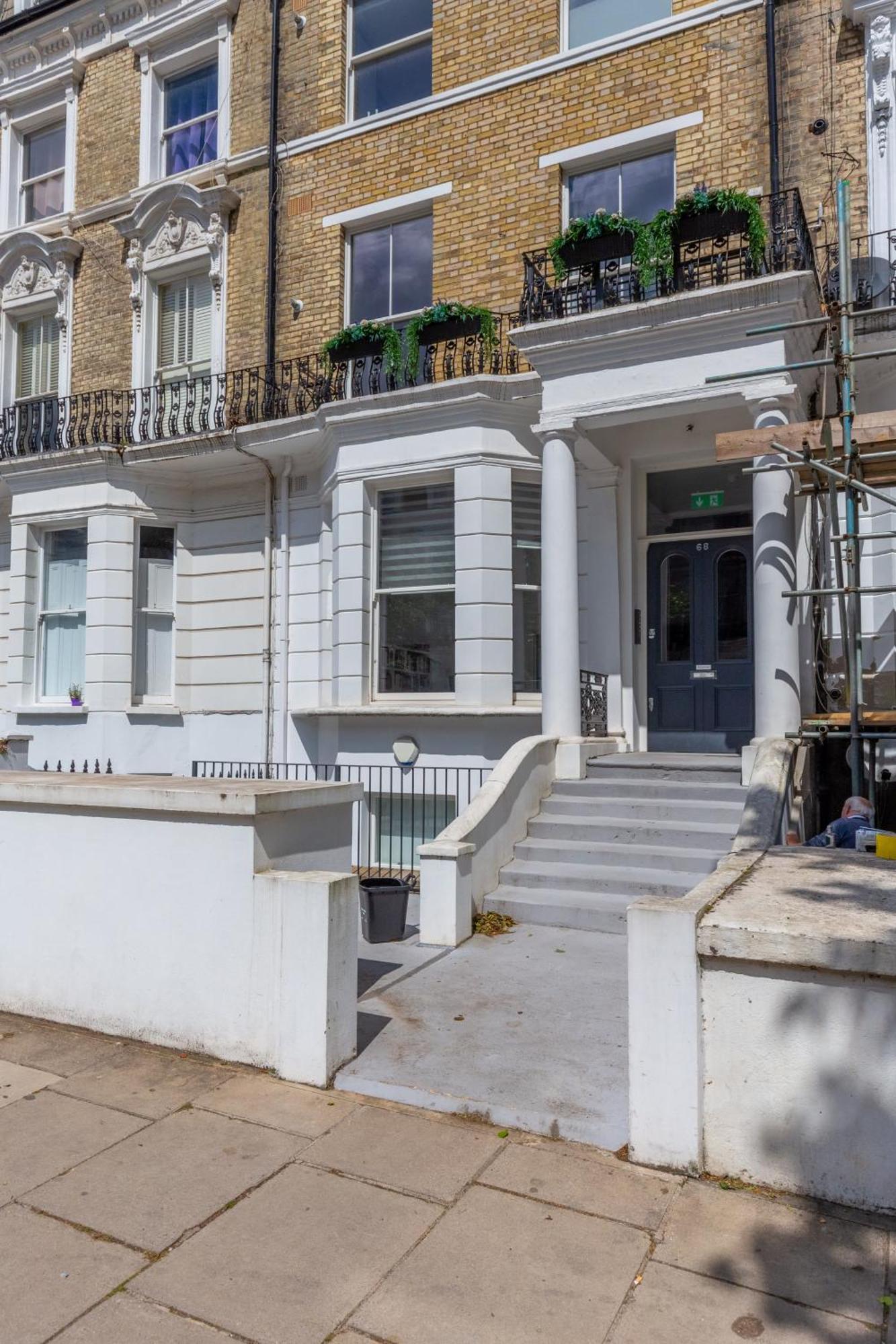 Refurbished Kensington With Balcony Near Tube * London