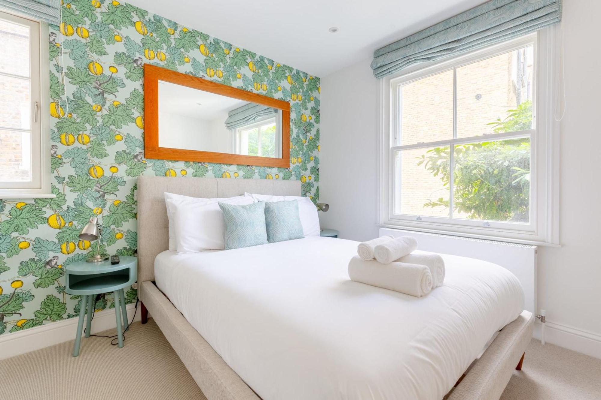 Refurbished Kensington With Balcony Near Tube Apartment
