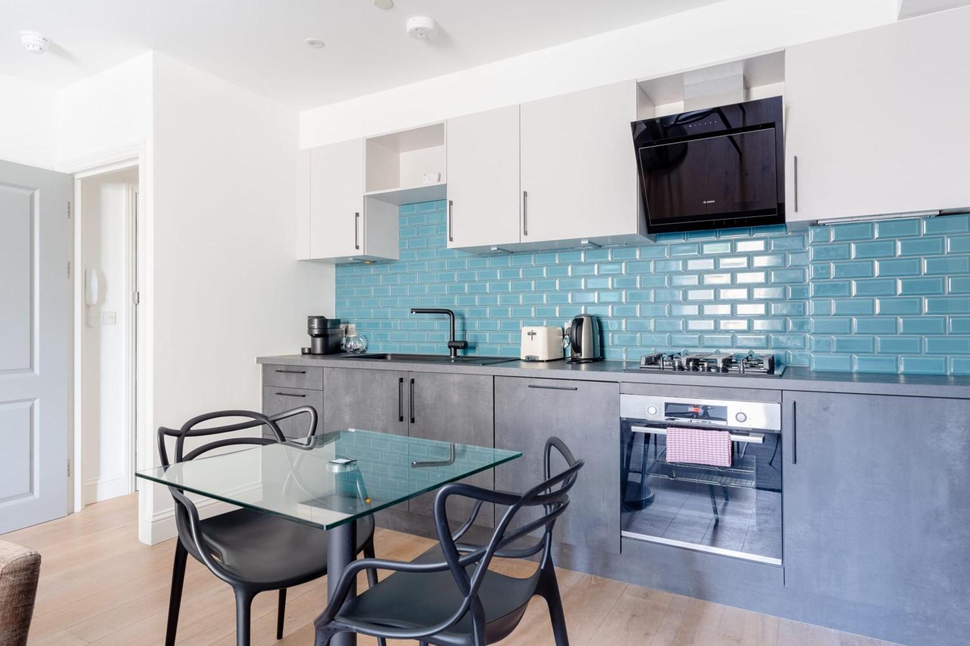 Refurbished Kensington With Balcony Near Tube Apartment *