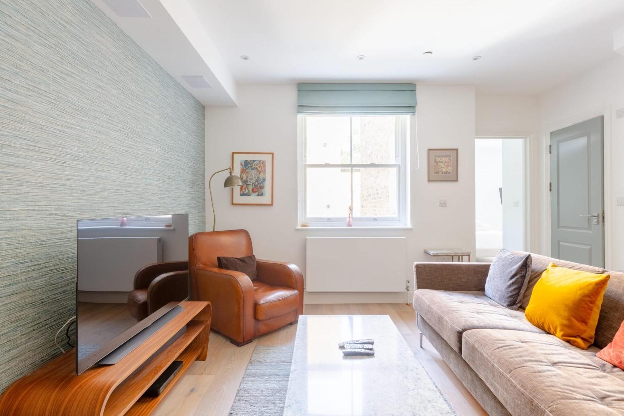 Refurbished Kensington With Balcony Near Tube Apartment London