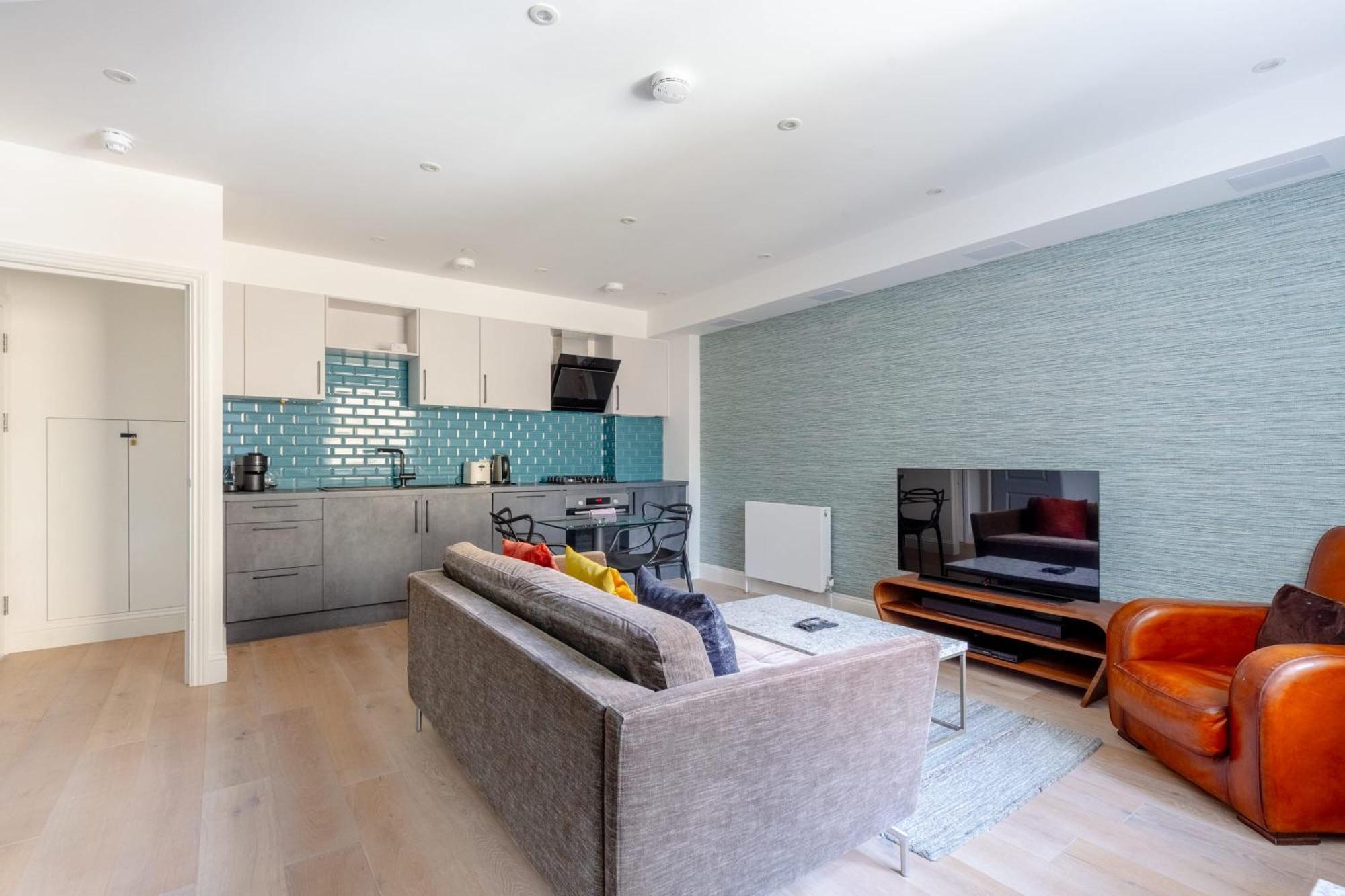 Refurbished Kensington With Balcony Near Tube London