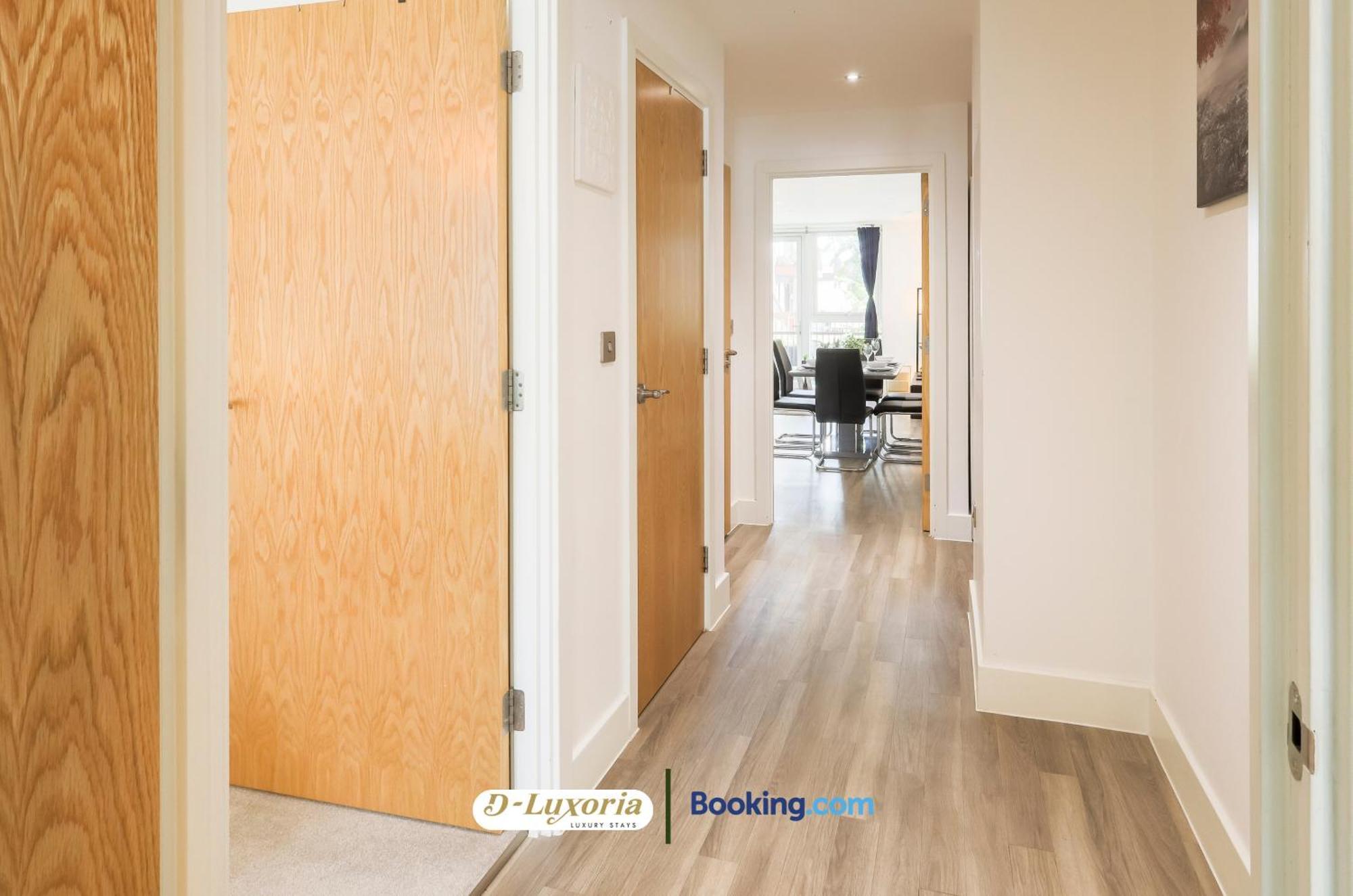 Stylish 2br By Dluxoria Short Lets & Serviced Greater With Pet Friendly, Free Wifi & Free Parking Apartment