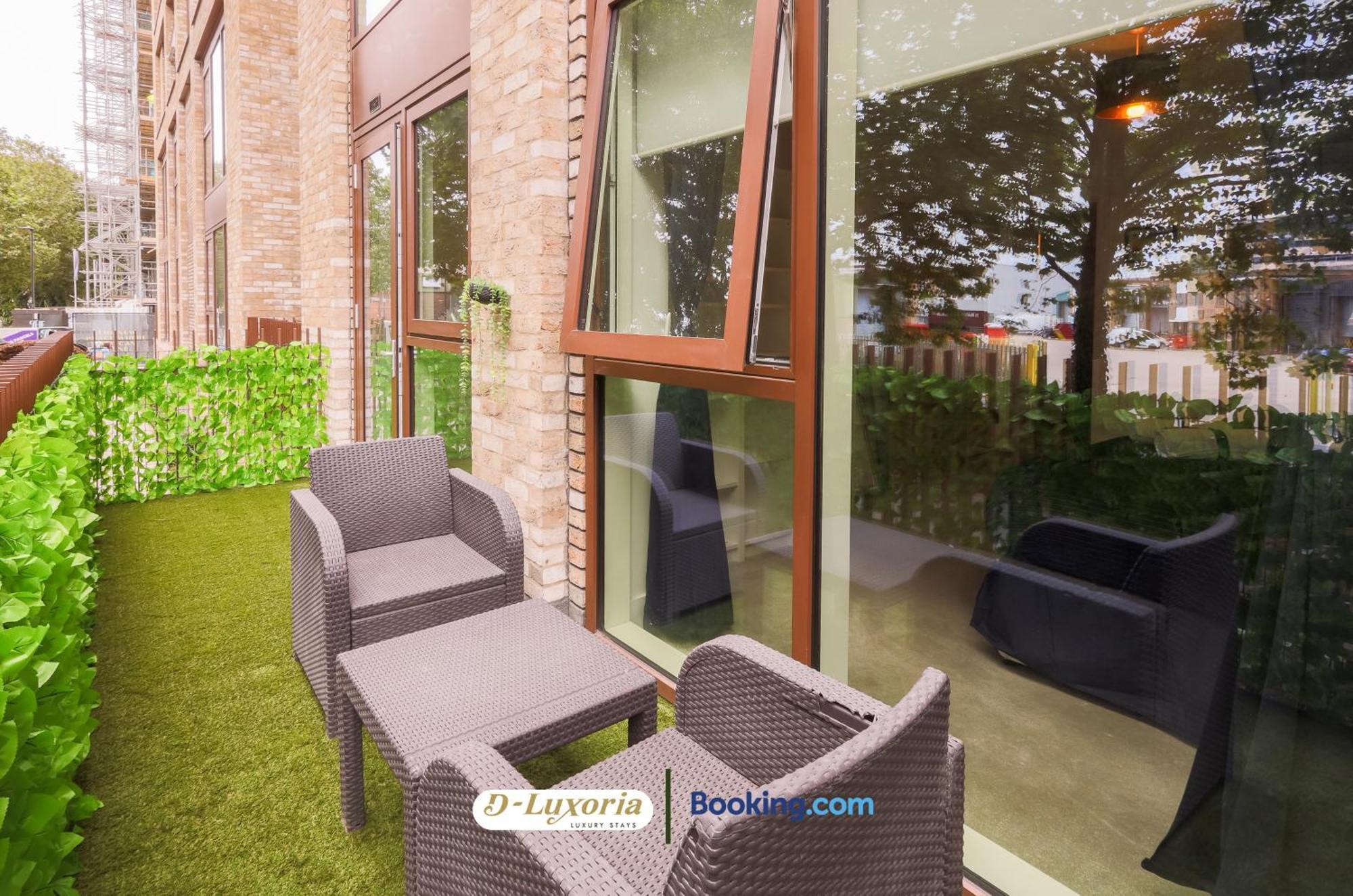 Stylish 2br By Dluxoria Short Lets & Serviced Greater With Pet Friendly, Free Wifi & Free Parking Apartment *