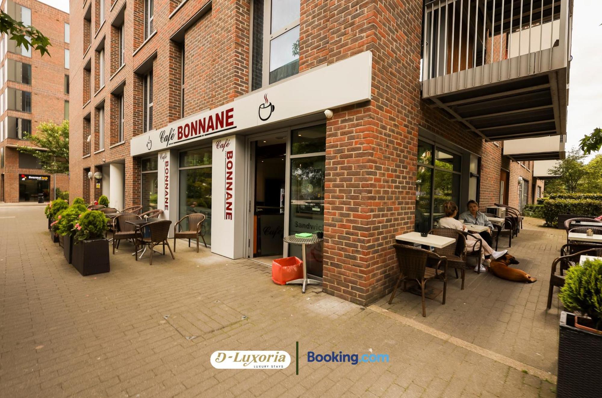 Stylish 2br By Dluxoria Short Lets & Serviced Greater With Pet Friendly, Free Wifi & Free Parking