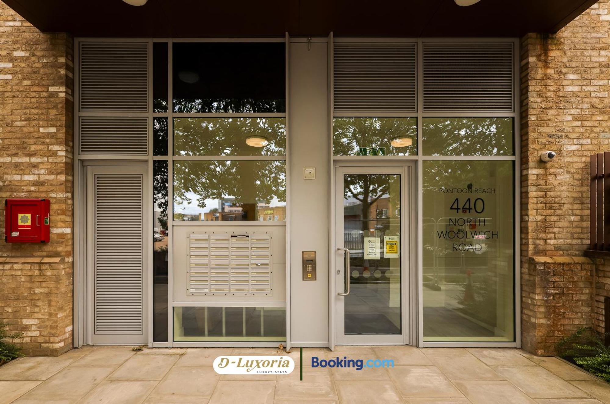 Stylish 2br By Dluxoria Short Lets & Serviced Greater With Pet Friendly, Free Wifi & Free Parking Apartment