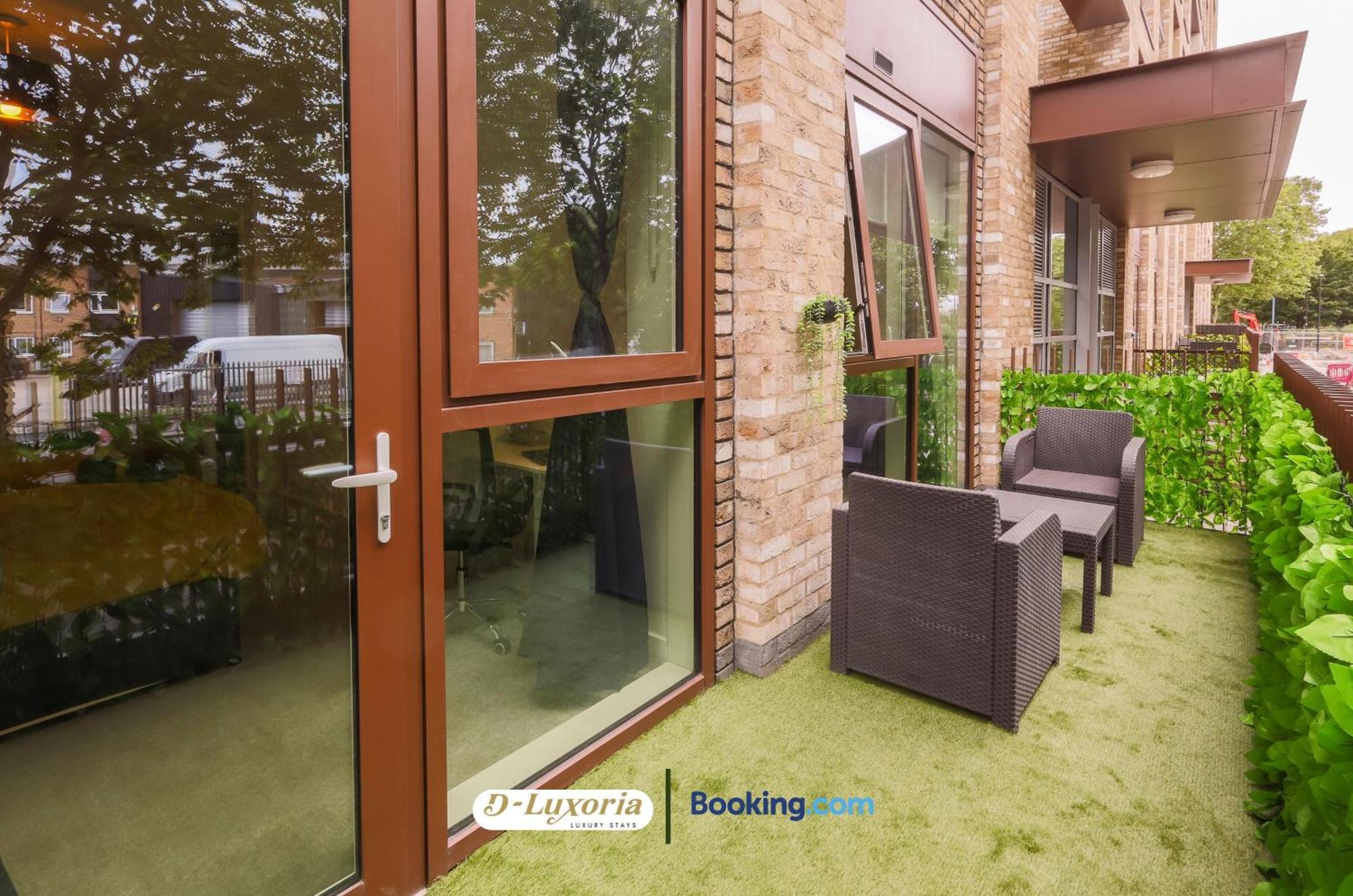 Apartment Stylish 2br By Dluxoria Short Lets & Serviced Greater With Pet Friendly, Free Wifi & Free Parking
