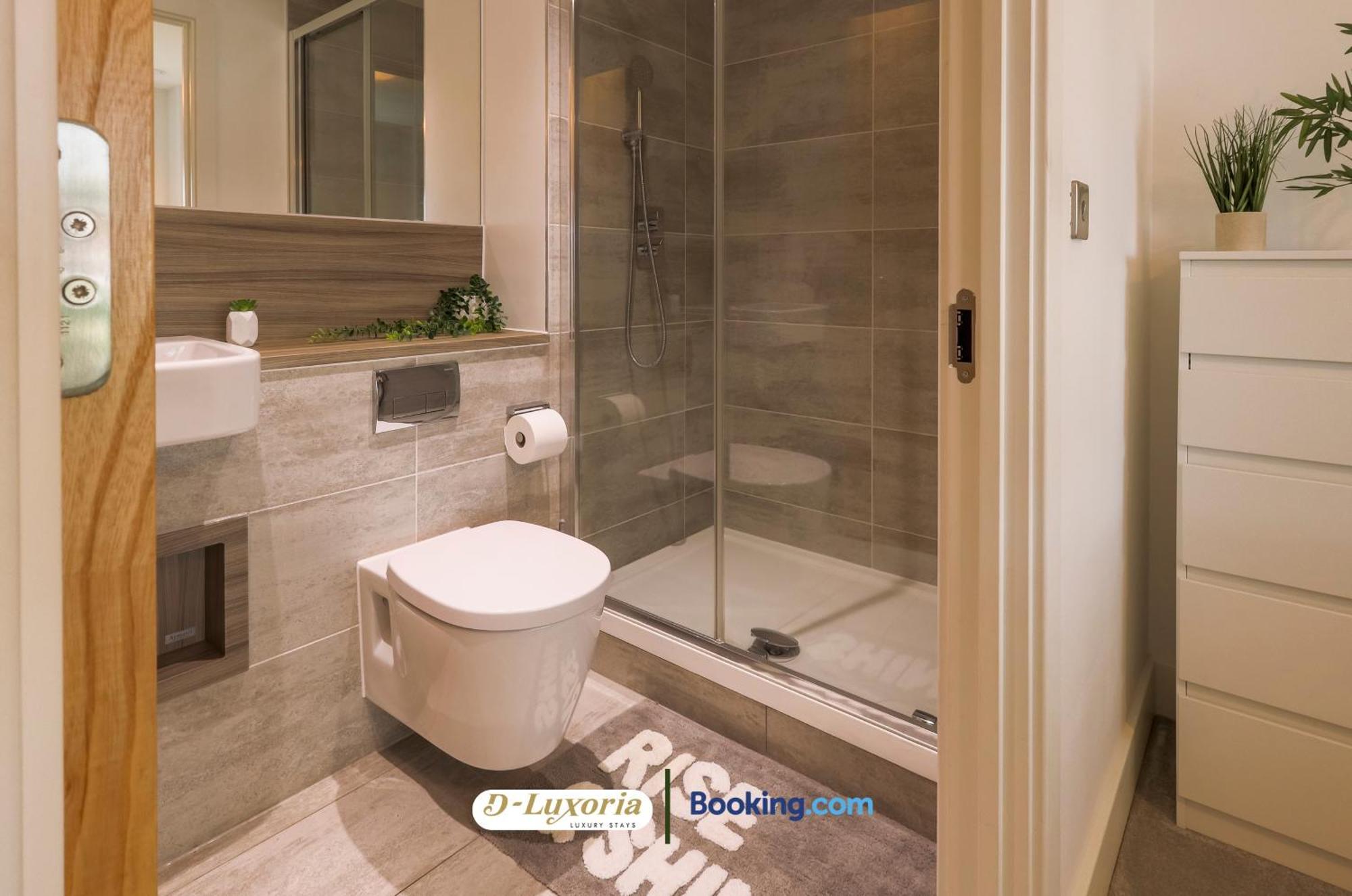 Stylish 2br By Dluxoria Short Lets & Serviced Greater With Pet Friendly, Free Wifi & Free Parking Apartment *