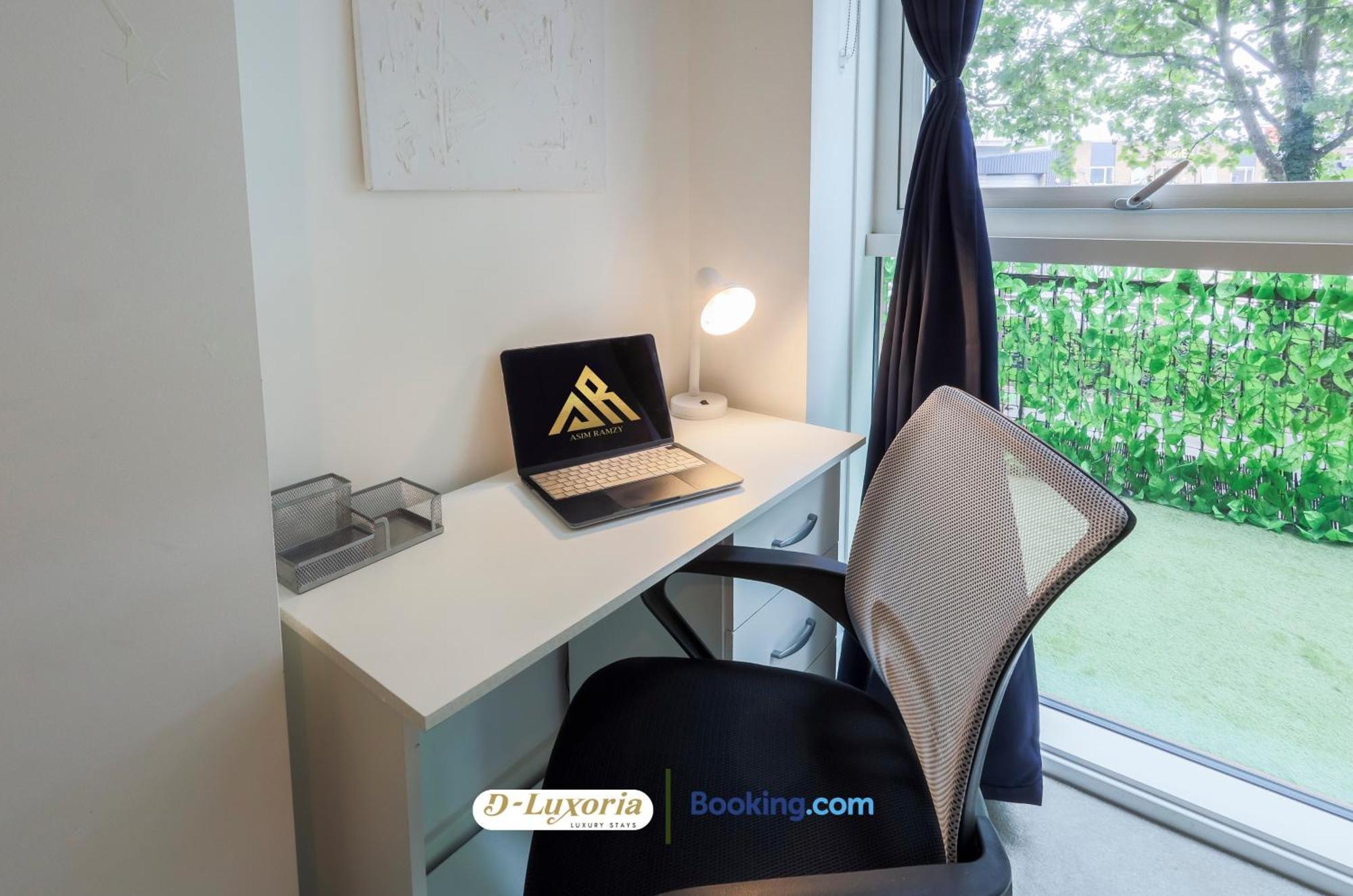 Stylish 2br By Dluxoria Short Lets & Serviced Greater With Pet Friendly, Free Wifi & Free Parking Apartment