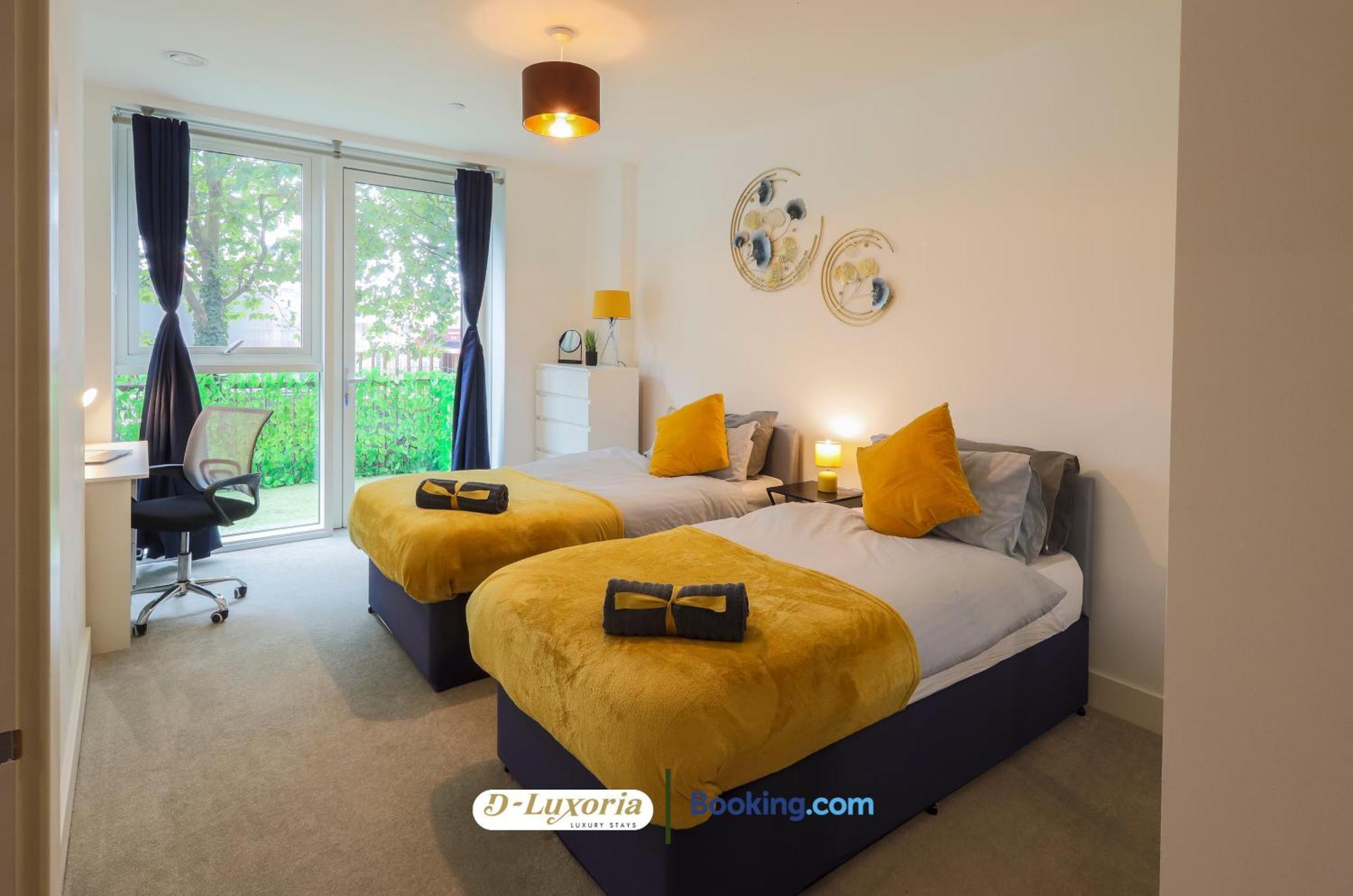 Stylish 2br By Dluxoria Short Lets & Serviced Greater With Pet Friendly, Free Wifi & Free Parking Apartment