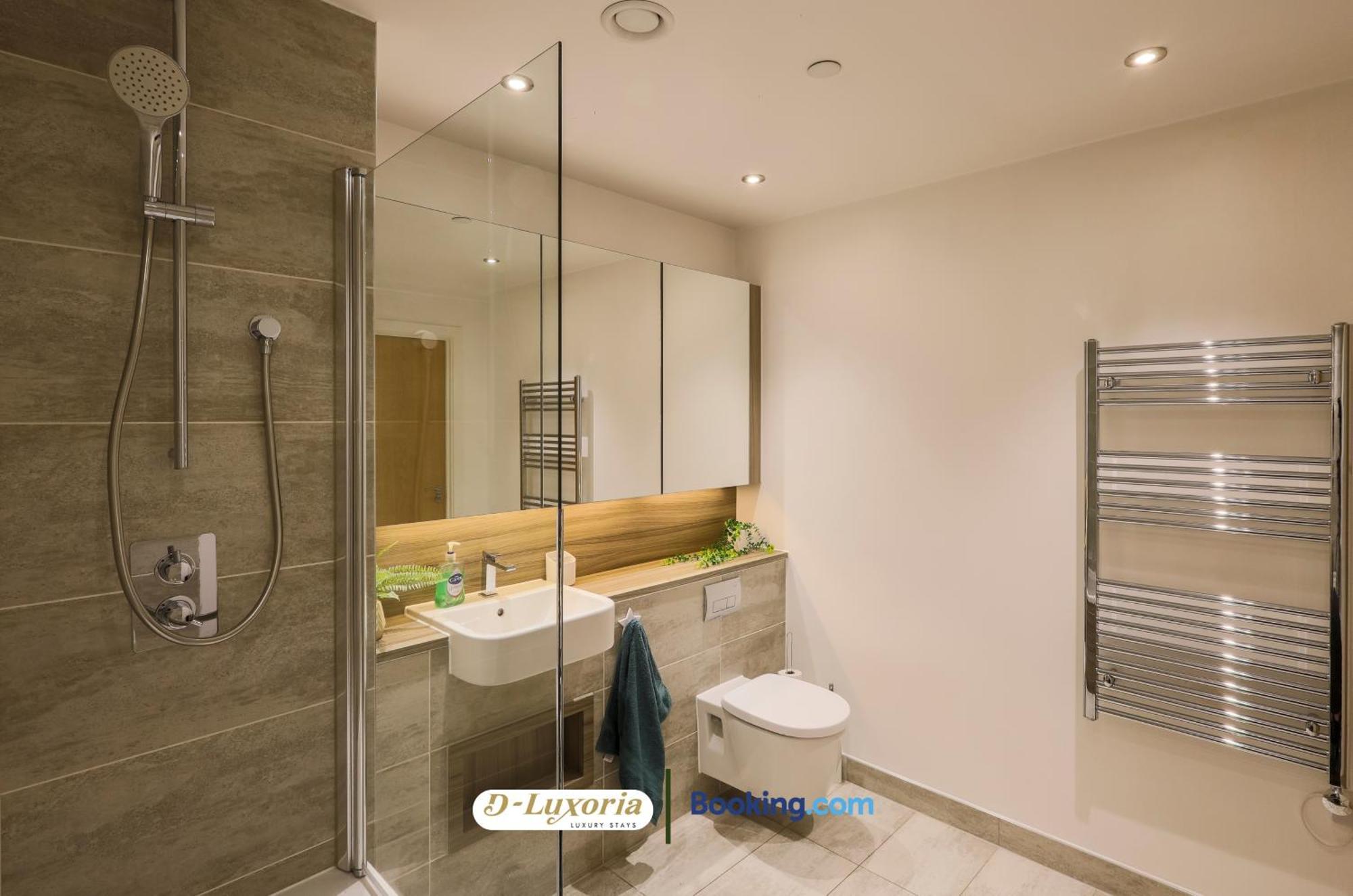 Stylish 2br By Dluxoria Short Lets & Serviced Greater With Pet Friendly, Free Wifi & Free Parking Apartment *
