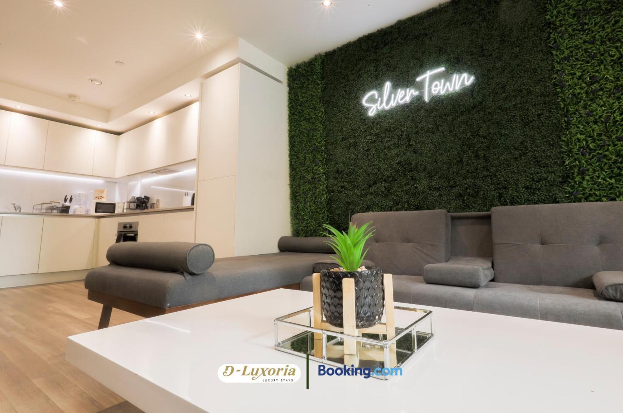 Stylish 2br By Dluxoria Short Lets & Serviced Greater With Pet Friendly, Free Wifi & Free Parking Apartment *