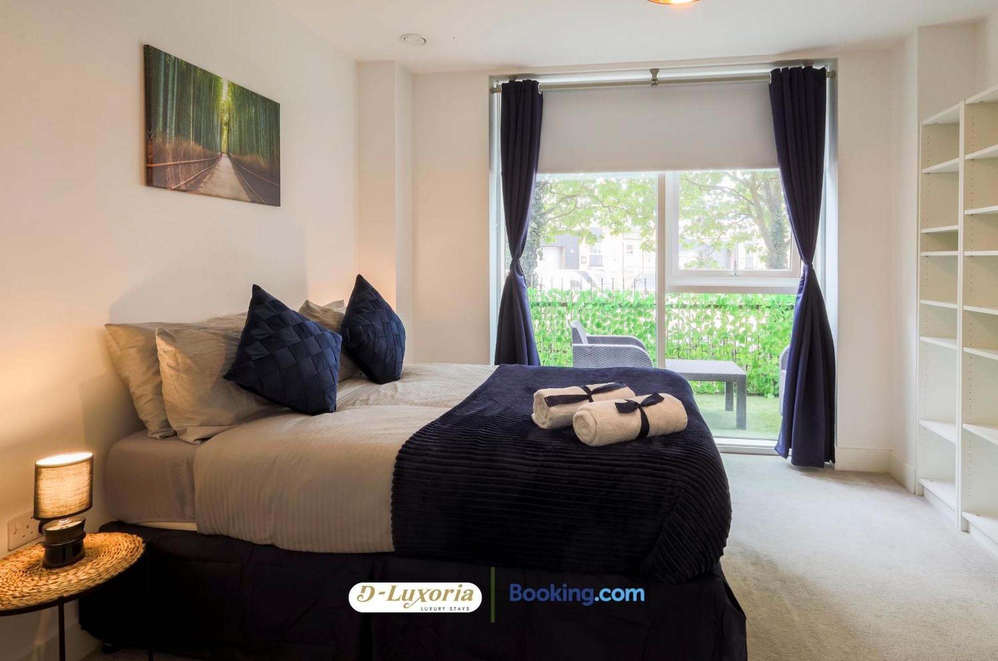 Apartment Stylish 2br By Dluxoria Short Lets & Serviced Greater With Pet Friendly, Free Wifi & Free Parking *