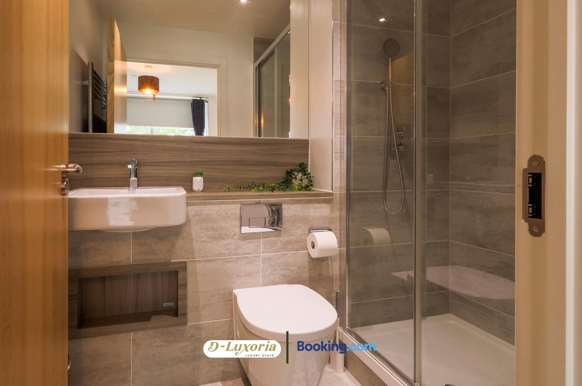 Stylish 2br By Dluxoria Short Lets & Serviced Greater With Pet Friendly, Free Wifi & Free Parking London