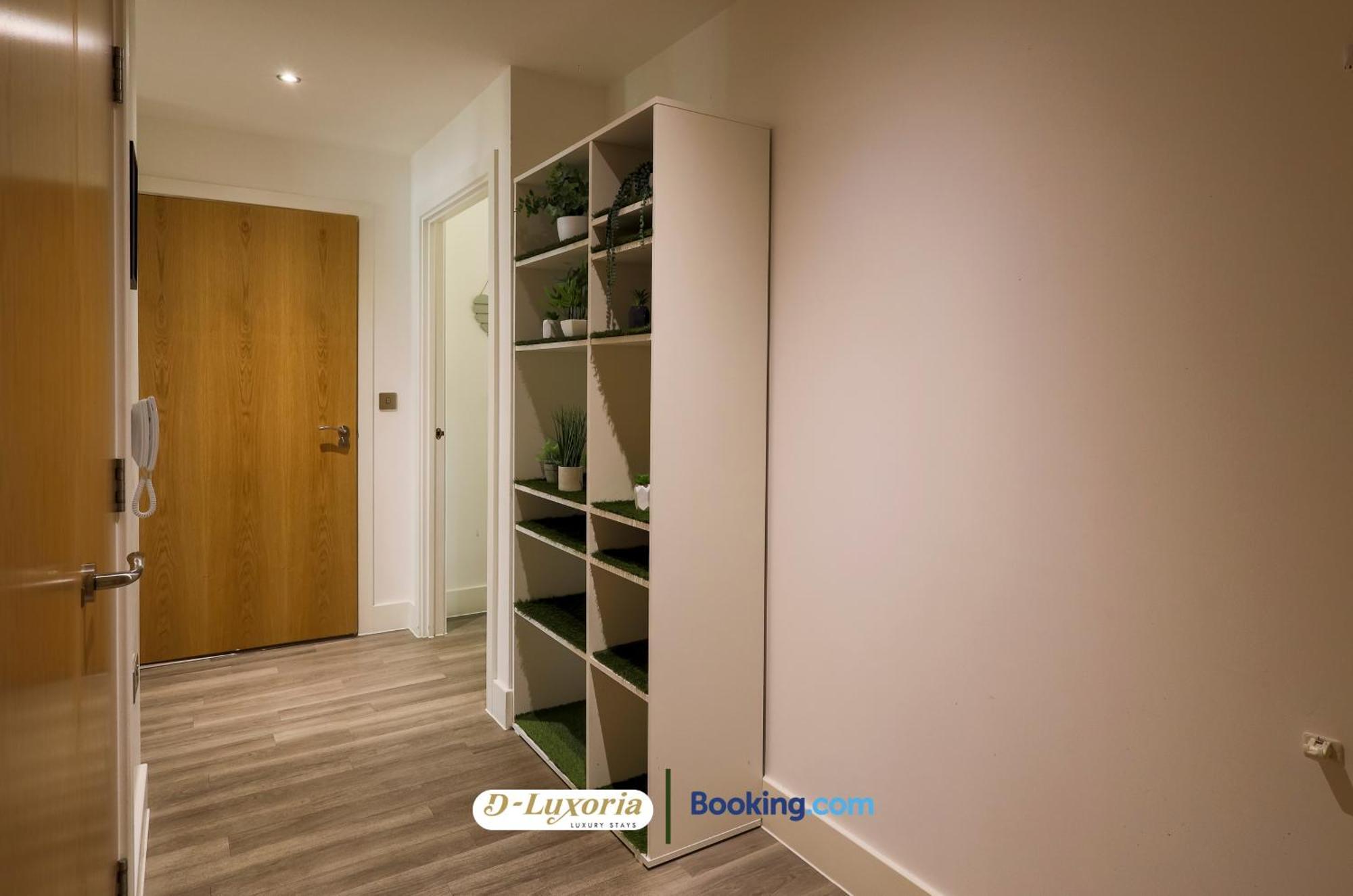 Stylish 2br By Dluxoria Short Lets & Serviced Greater With Pet Friendly, Free Wifi & Free Parking Apartment London