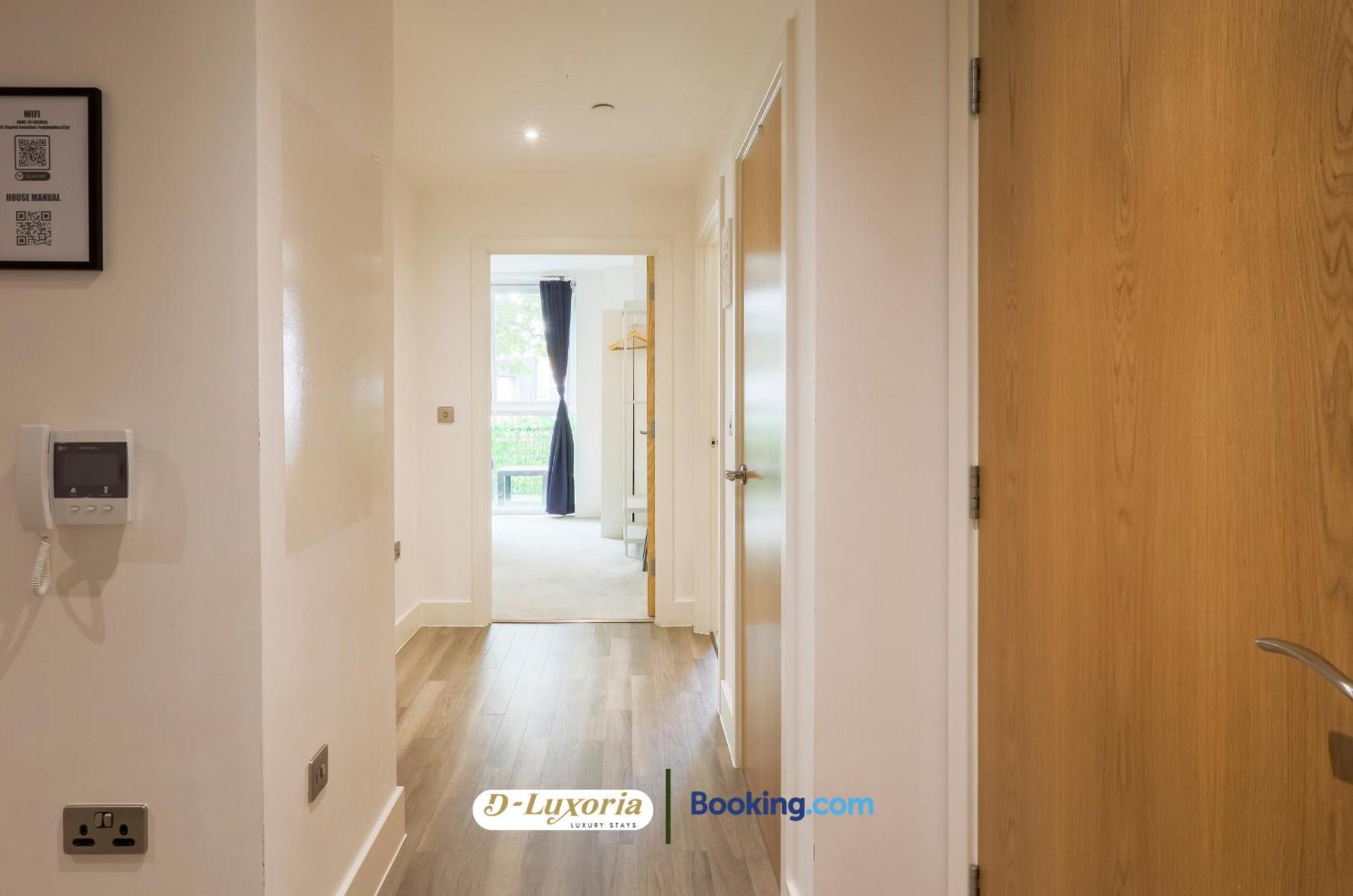 Stylish 2br By Dluxoria Short Lets & Serviced Greater With Pet Friendly, Free Wifi & Free Parking Apartment *