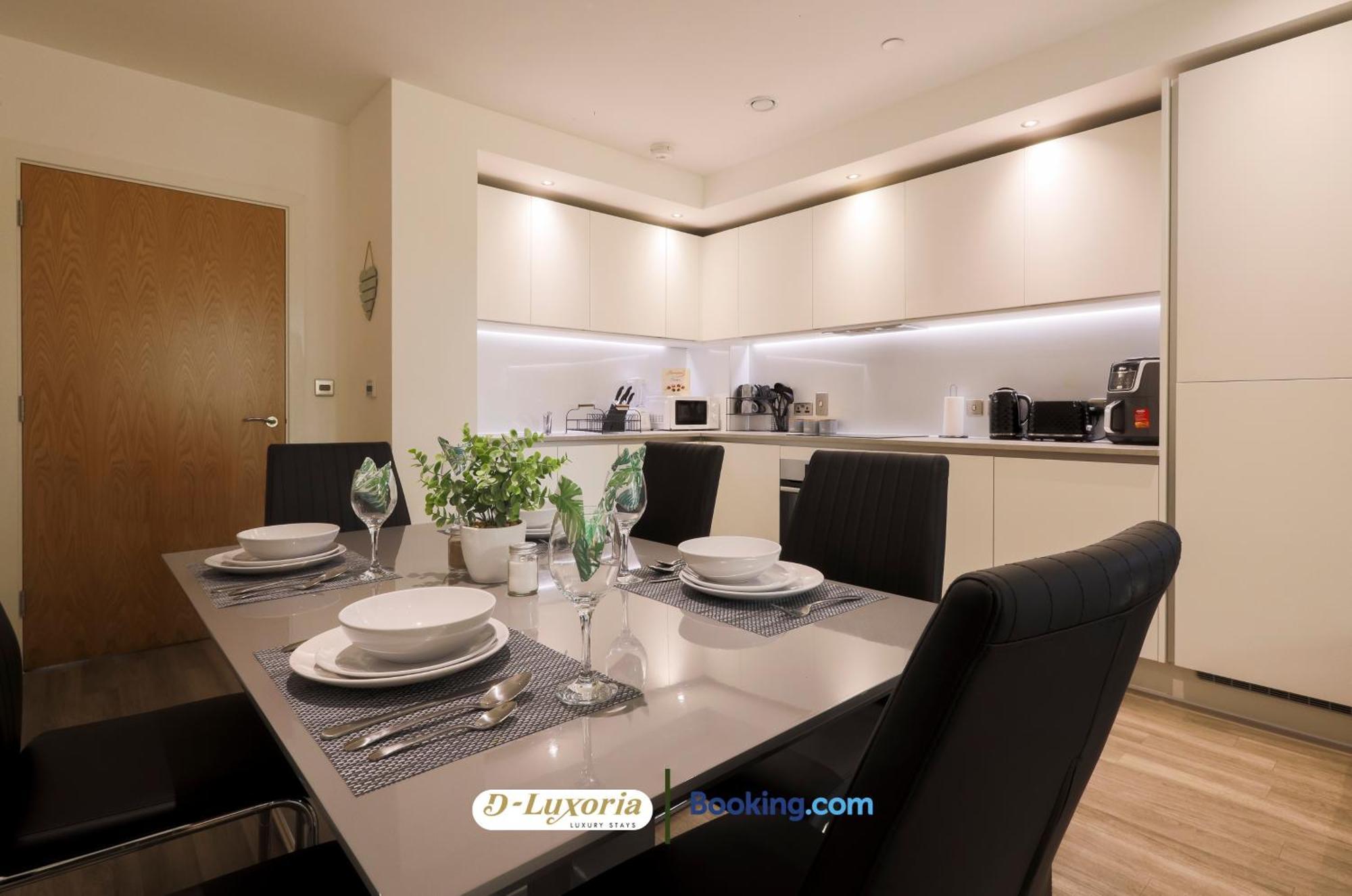 Stylish 2br By Dluxoria Short Lets & Serviced Greater With Pet Friendly, Free Wifi & Free Parking * London