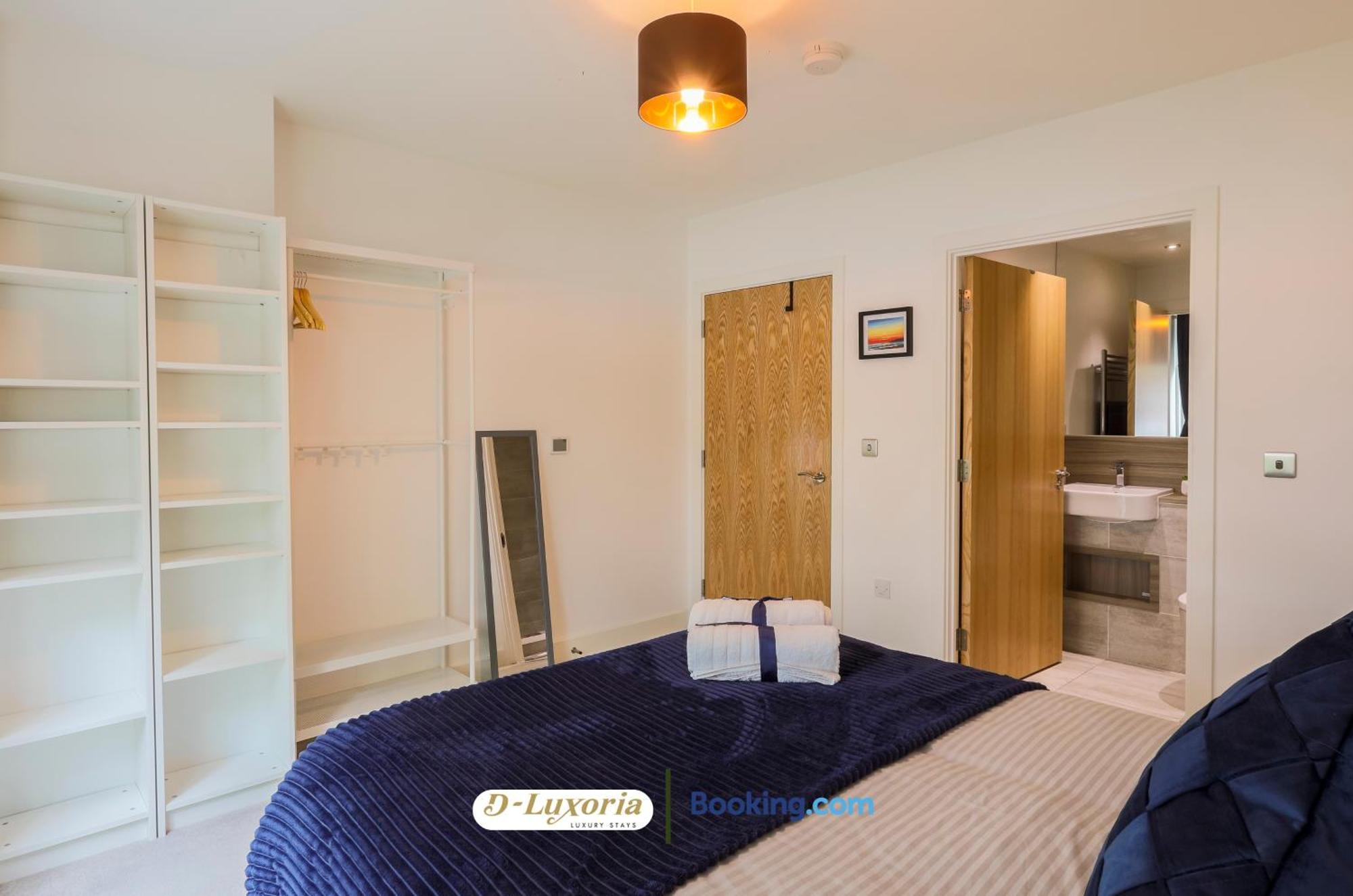 Stylish 2br By Dluxoria Short Lets & Serviced Greater With Pet Friendly, Free Wifi & Free Parking Apartment *