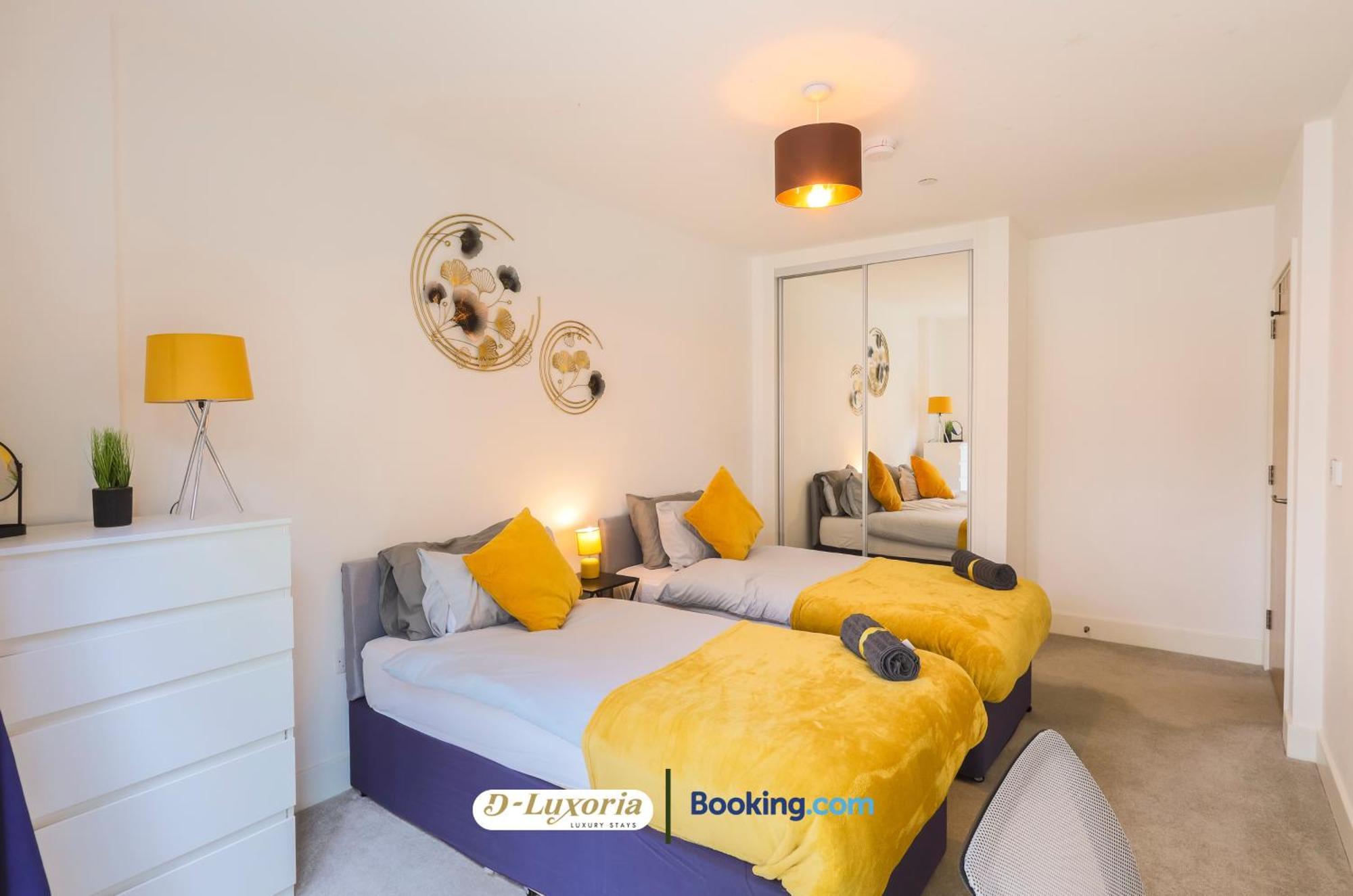 Apartment Stylish 2br By Dluxoria Short Lets & Serviced Greater With Pet Friendly, Free Wifi & Free Parking *