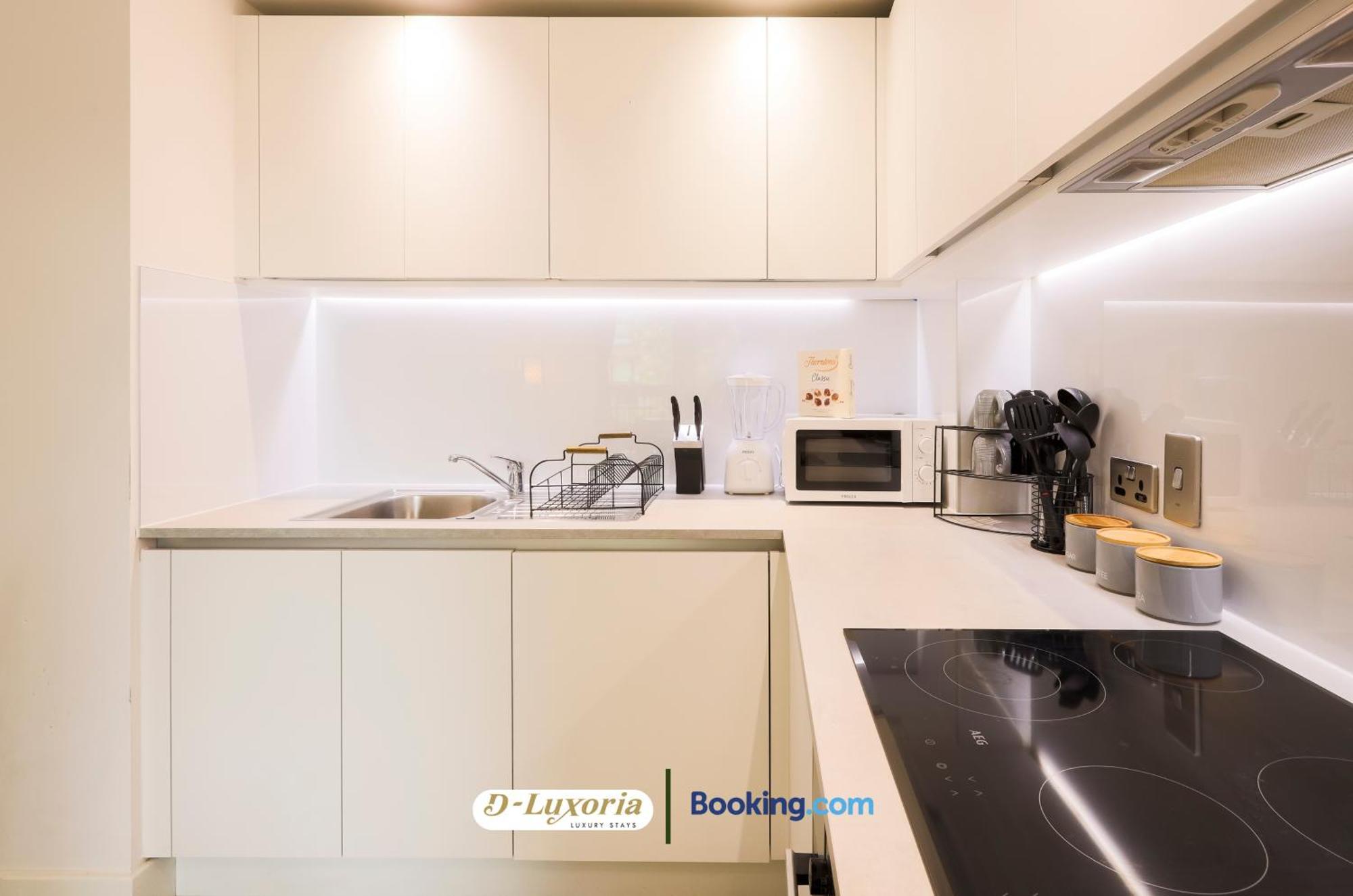Apartment Stylish 2br By Dluxoria Short Lets & Serviced Greater With Pet Friendly, Free Wifi & Free Parking