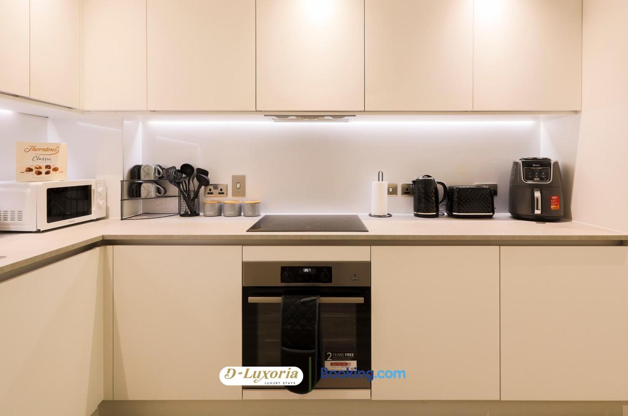 Stylish 2br By Dluxoria Short Lets & Serviced Greater With Pet Friendly, Free Wifi & Free Parking Apartment *