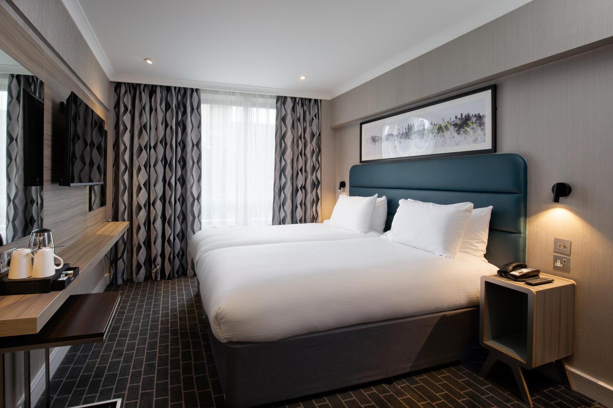 Sleeper At Royal National Hotel 4*