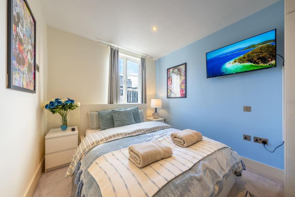Stunning 3 Bed 2 Bath Penthouse In Apartment