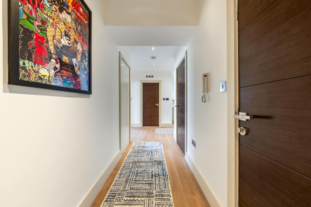 Stunning 3 Bed 2 Bath Penthouse In London