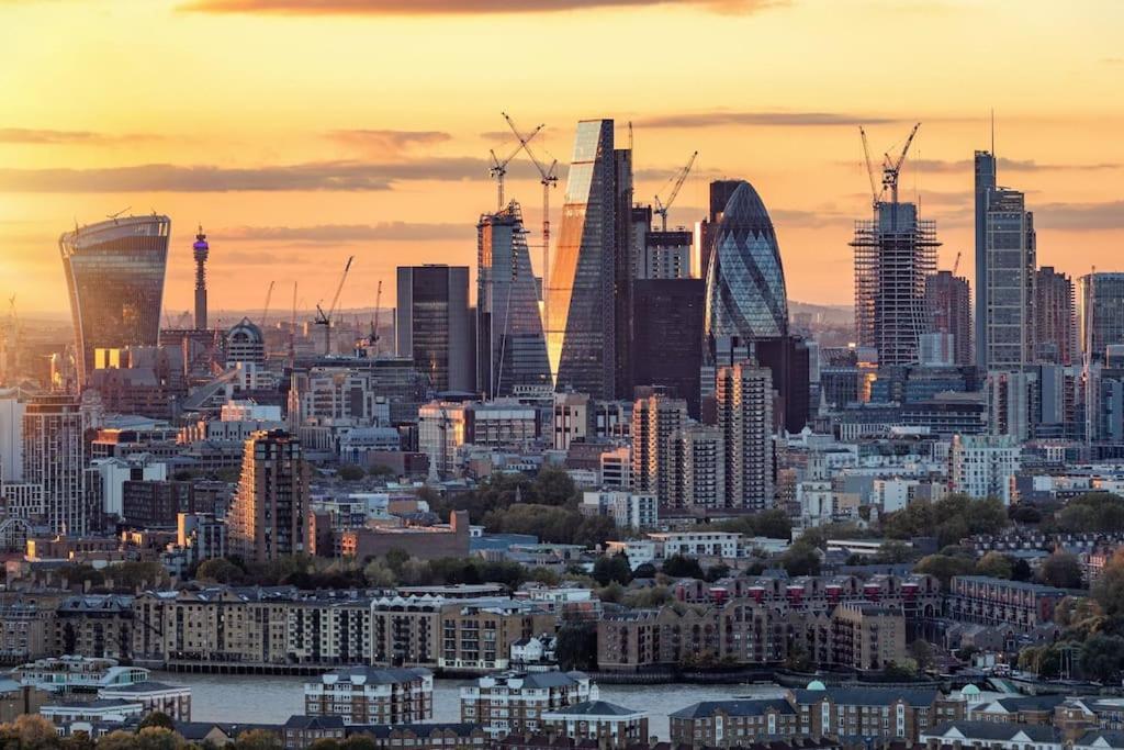 Apartment Stunning 3 Bed 2 Bath Penthouse In London
