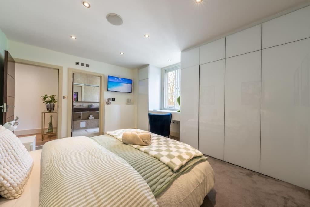 Stunning 3 Bed 2 Bath Penthouse In Apartment London