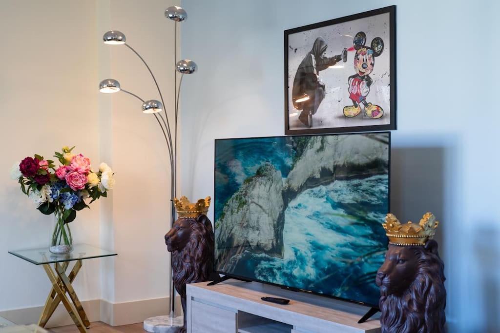 Stunning 3 Bed 2 Bath Penthouse In Apartment London